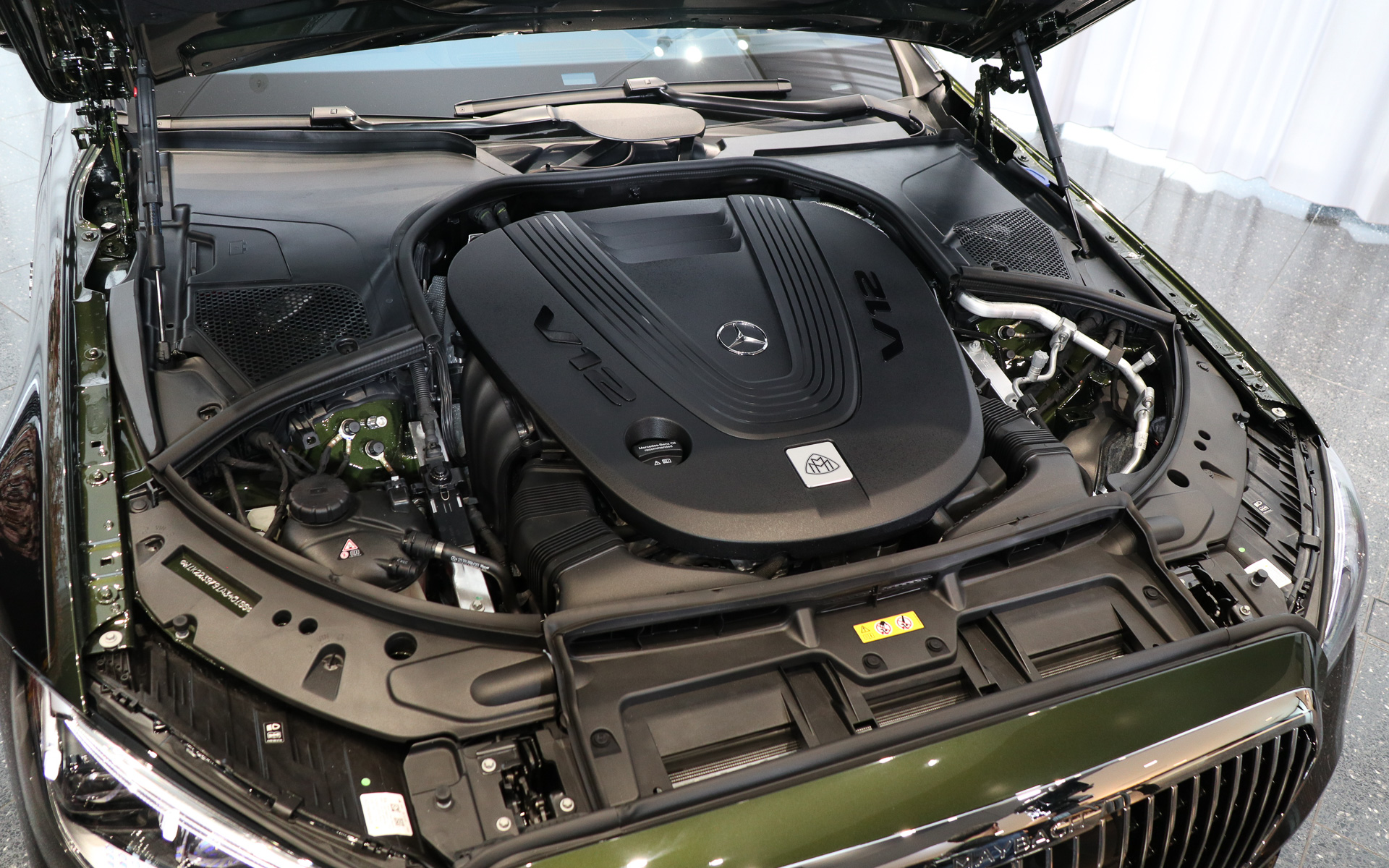 6.0リッターV型12気筒ツインターボエンジン「M279」型は最高出力450kW（612PS）、最大トルク900Nmを発生。9速ATの「9G-TRONIC」トランスミッションを介して4輪を駆動する