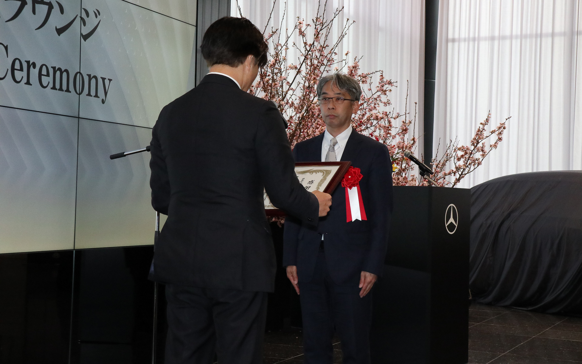 西原社長はあいさつのあと、ショールームの改装に尽力してくれた建築事務所などの代表者に感謝状を贈呈した