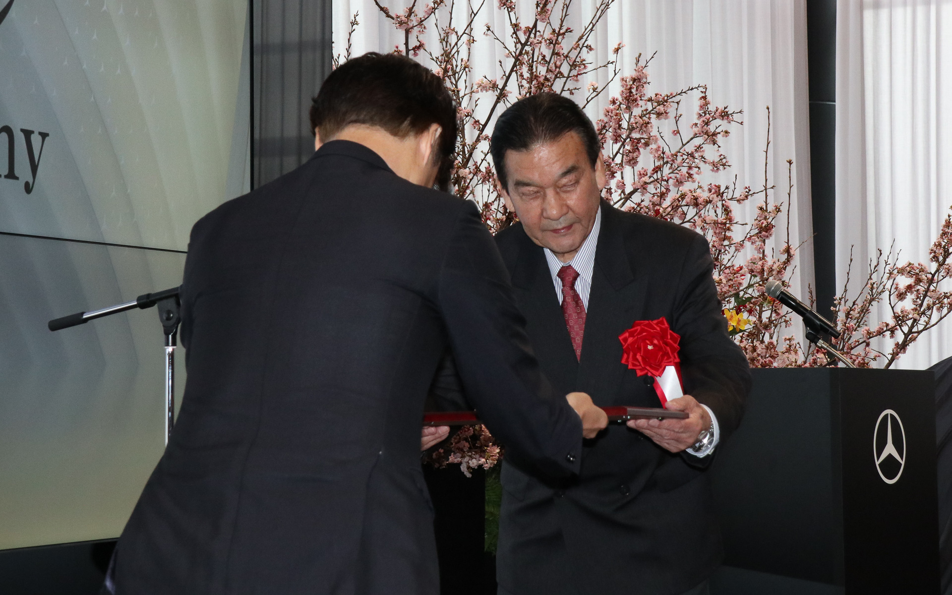 西原社長はあいさつのあと、ショールームの改装に尽力してくれた建築事務所などの代表者に感謝状を贈呈した