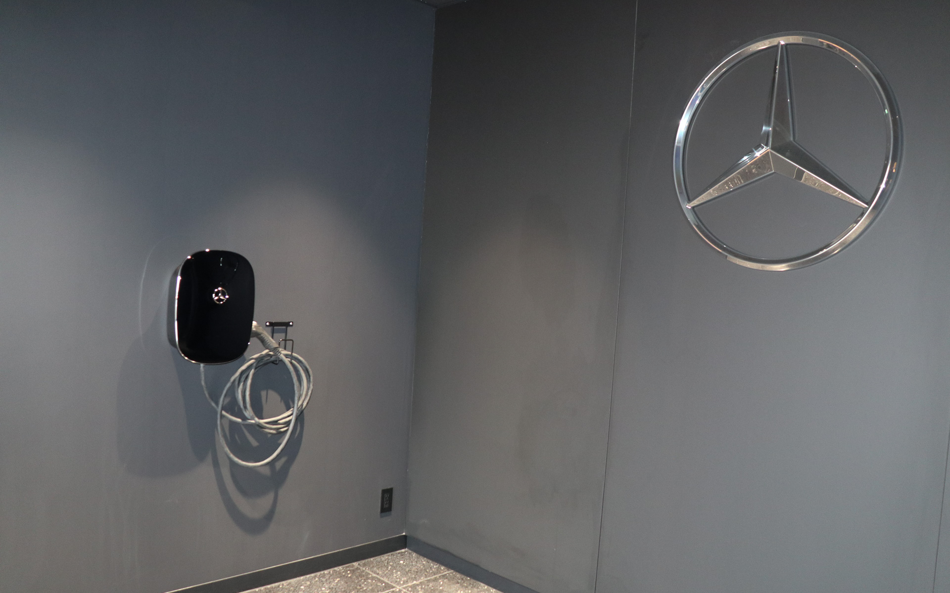 壁面には「充電用ウォールユニット」も設置