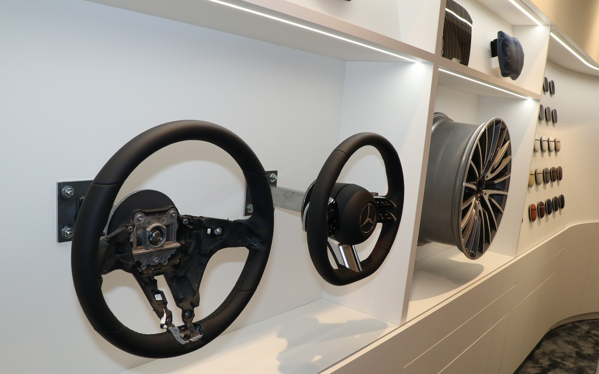 内外装のカスタマイズアイテムやボディカラーなどの塗装見本が並べられている