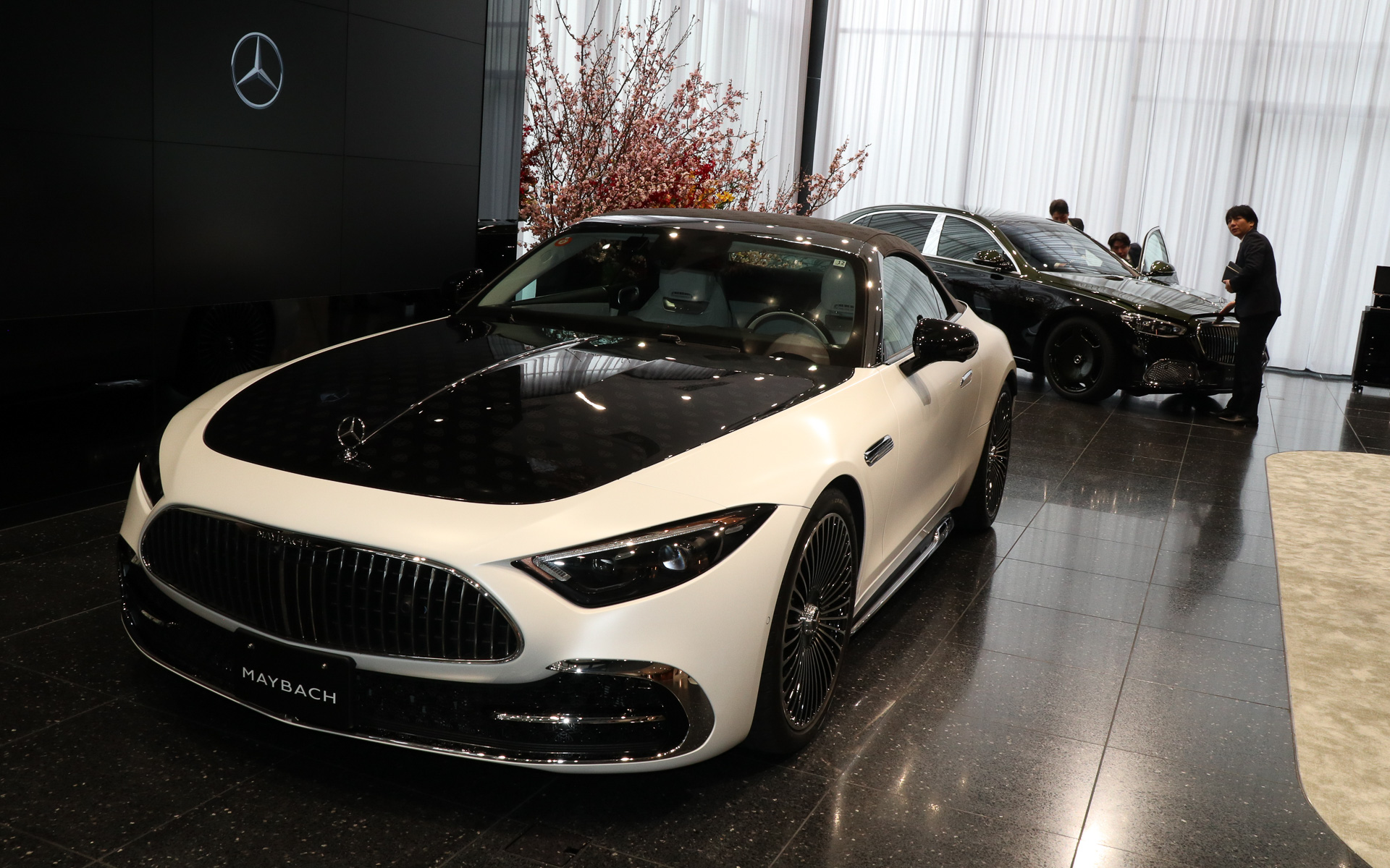 マイバッハラウンジはガラス張りとなっている角の新車展示スペースを含めて計3台の車両が展示可能