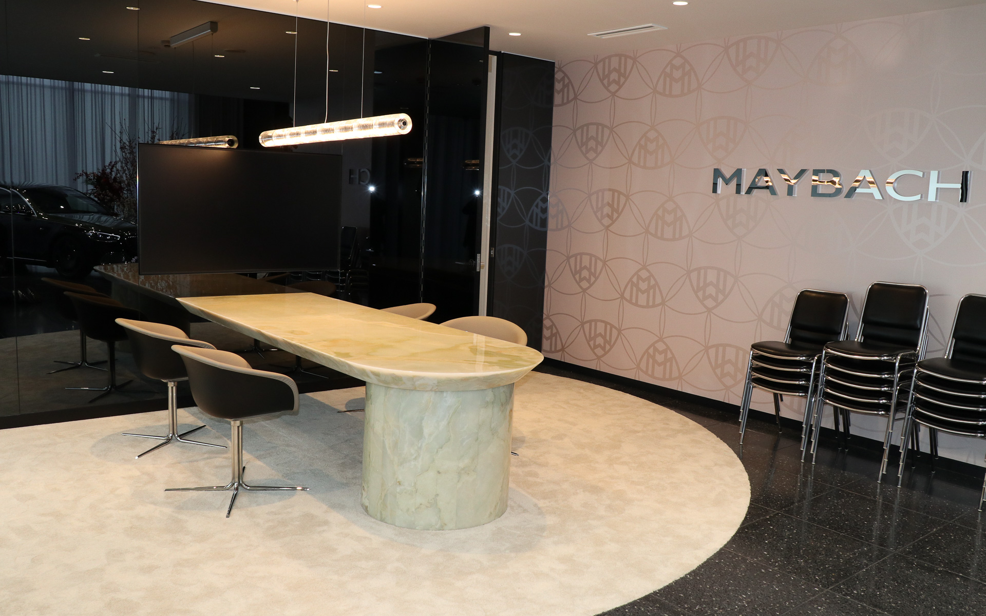 新車展示スペースの奥にはコンサルティングスペースが用意されている