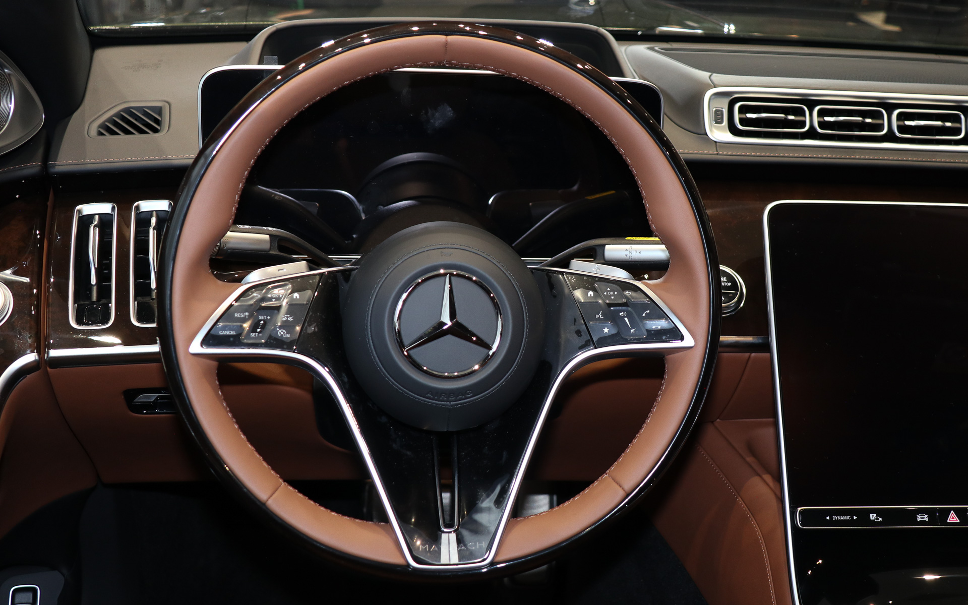 ステアリングはナッパレザーを使用する「本革巻ウッドステアリング」を装着