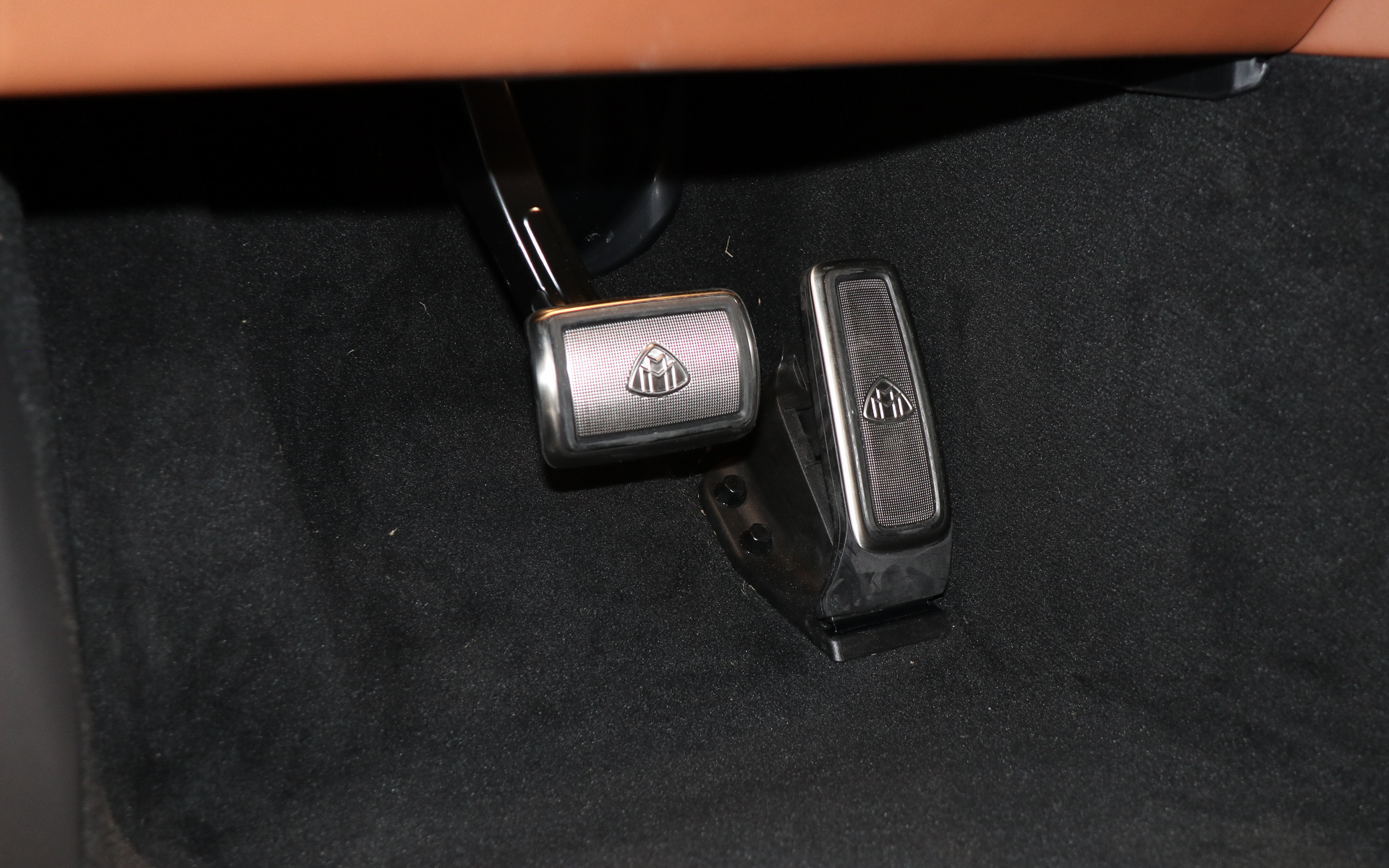 アクセルペダルはオルガン式。ペダルにもマイバッハのエンブレムを設定