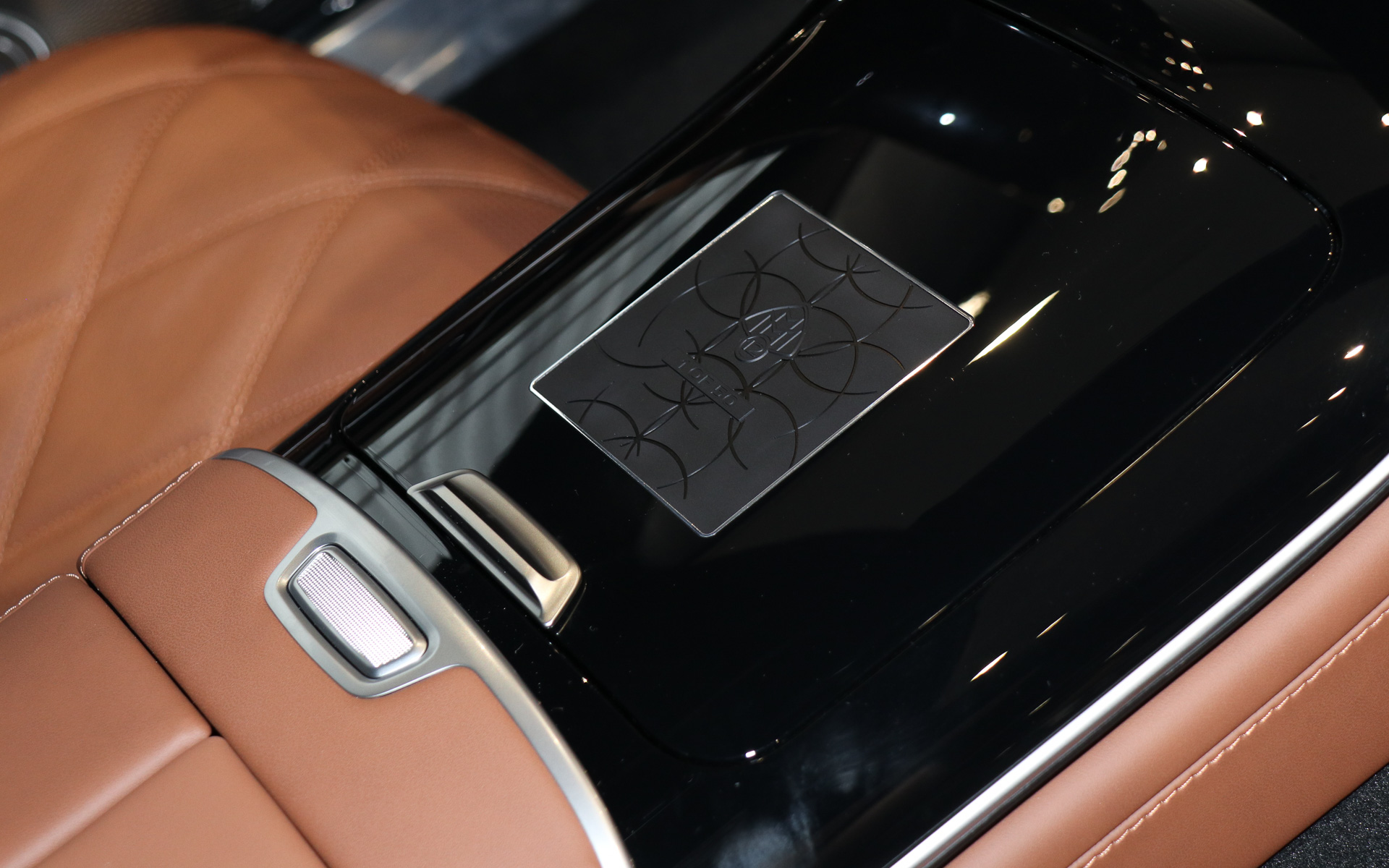 センターコンソールに世界限定50台のうちの1台であることを示す「1 OF 50」の刻印を装着