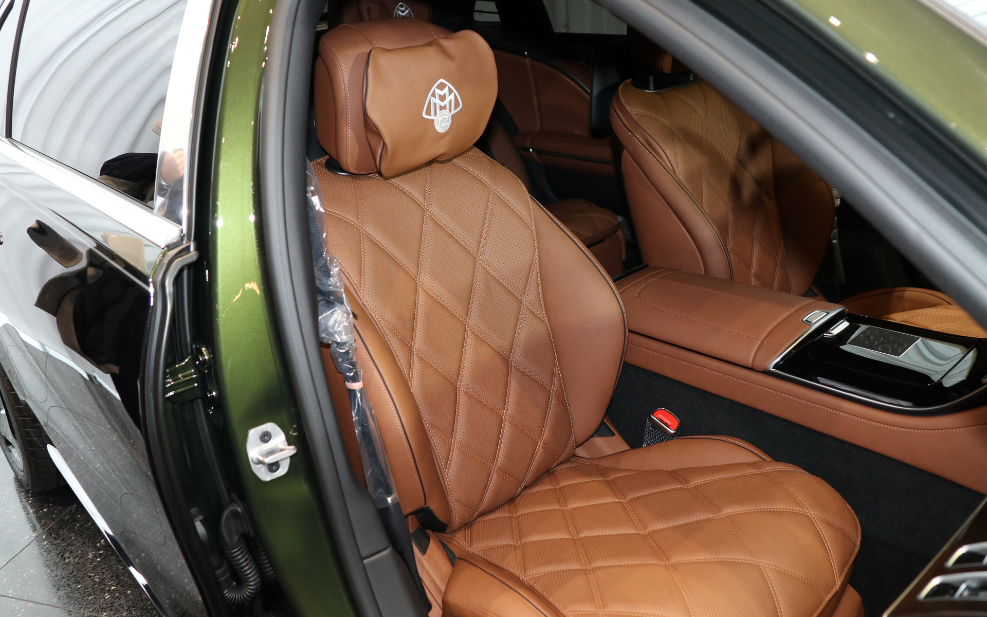 ダイヤモンドステッチを施したMANUFAKTURナッパレザーをシート表皮に採用