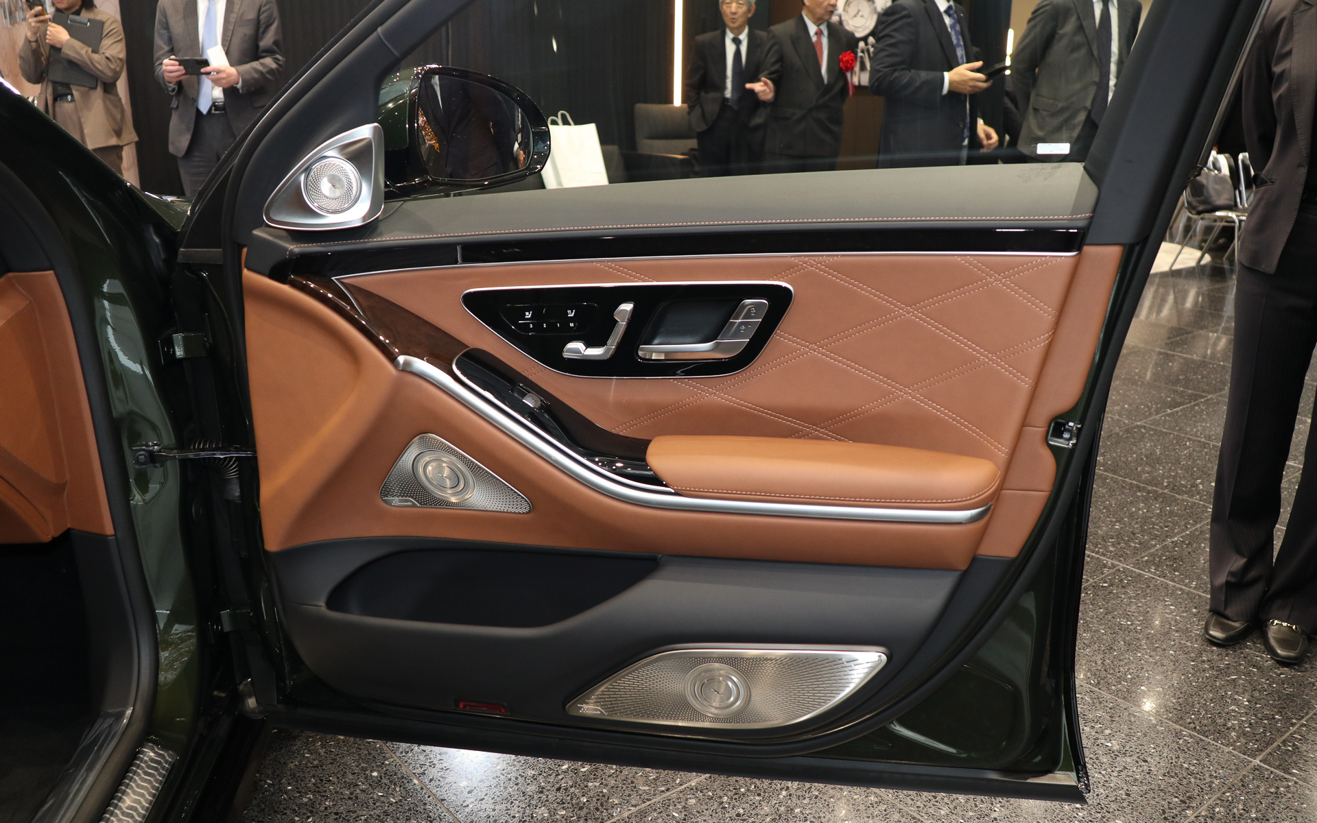 ドアトリムは多彩な素材を組み合わせている