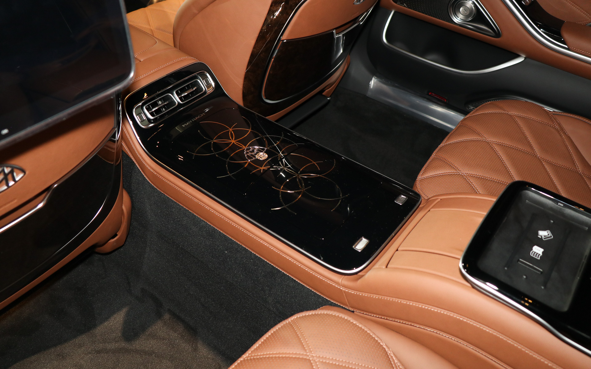 リアシートをセパレートするコンソールリッドに12のゴールドサークルを設定してV型12気筒エンジンのシリンダーを表現