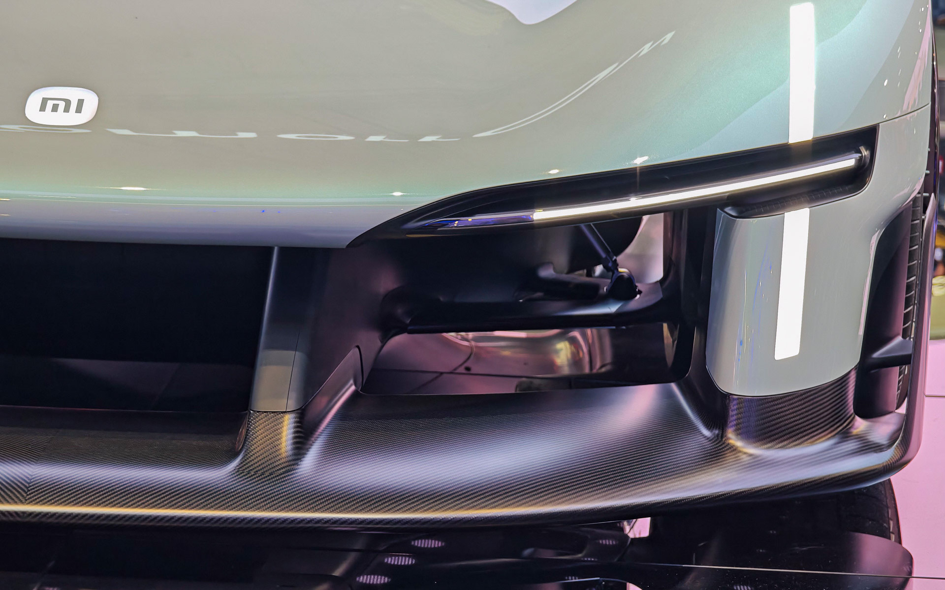 フロントの右側フロアには大きな空間があり、空気をフロアの下に流し込むデザインであることがわかる