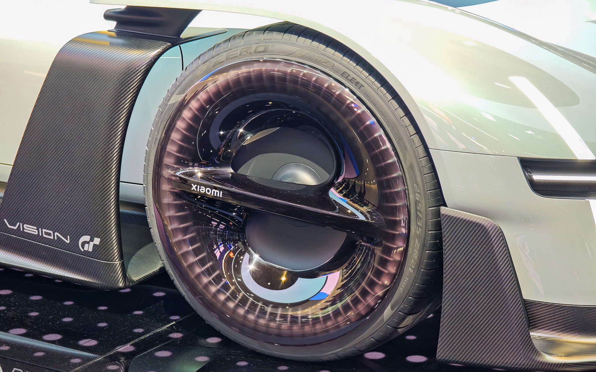 右フロントタイヤ、タイヤはピレリのP-ZERO 265/35 ZR21