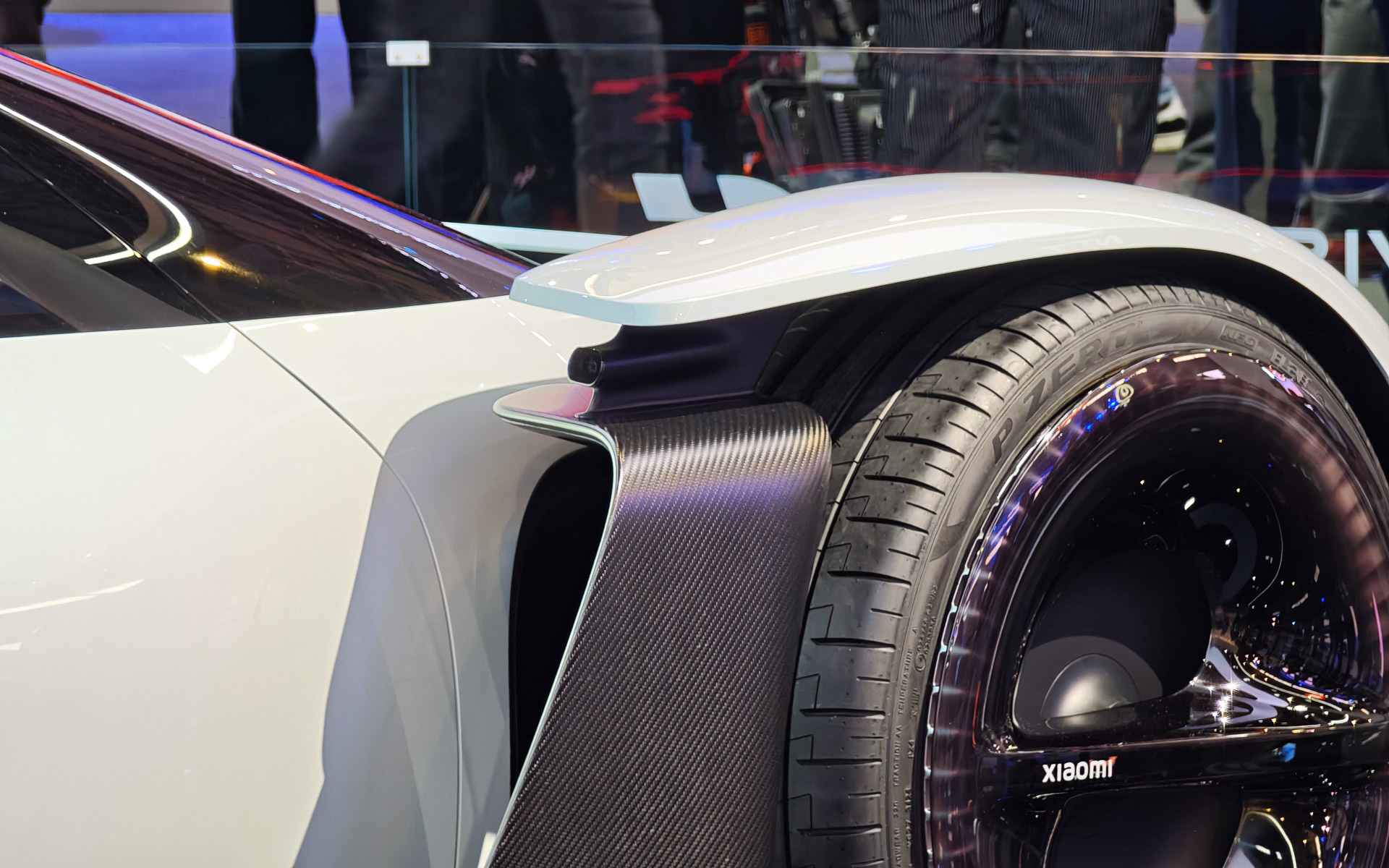 右のホイールハウス上部。ミラーはなくカメラで後方を確認する仕組みのようだ