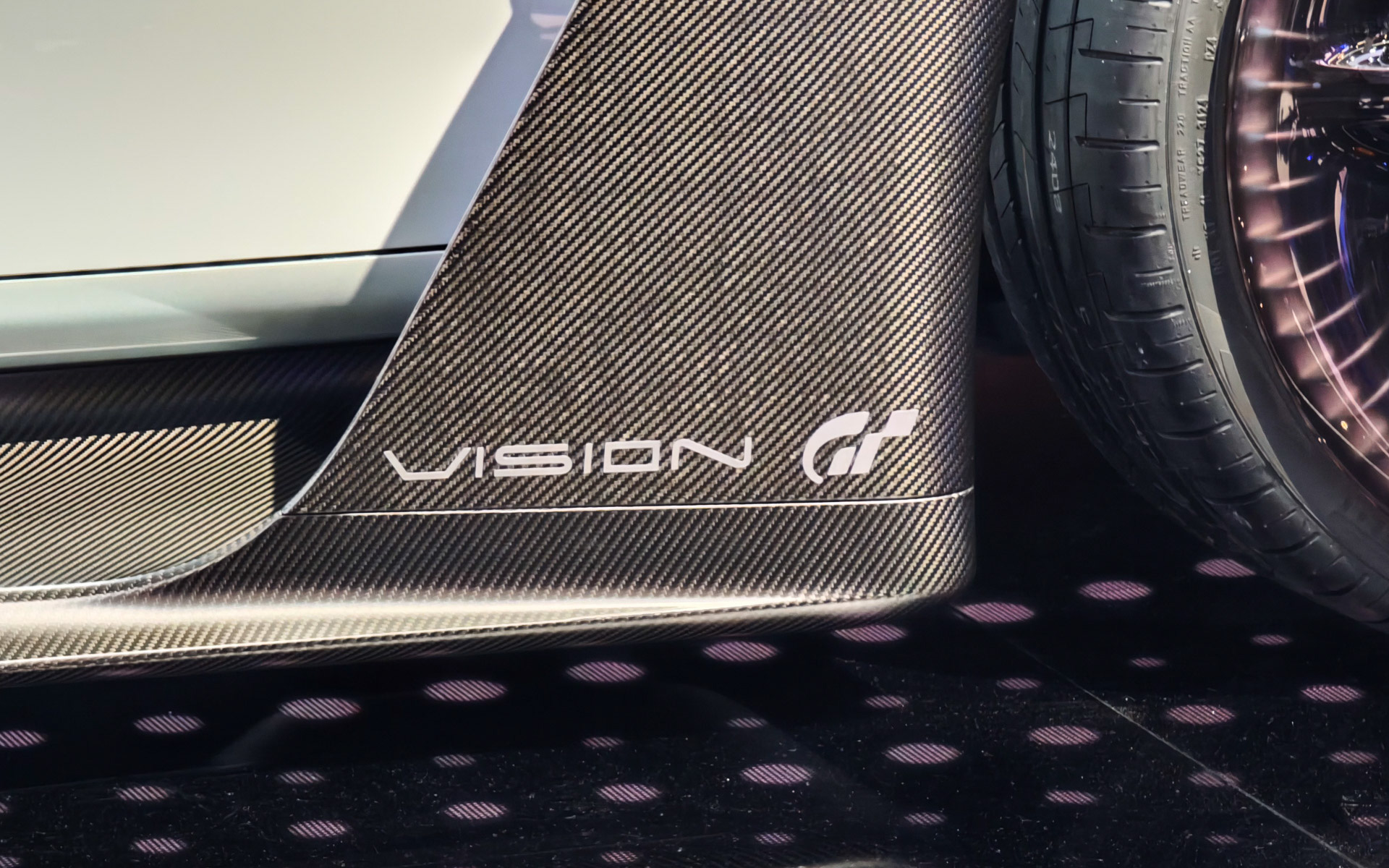 フロントタイヤの後部にはVision GT（ビジョン グランツーリスモ）のロゴが