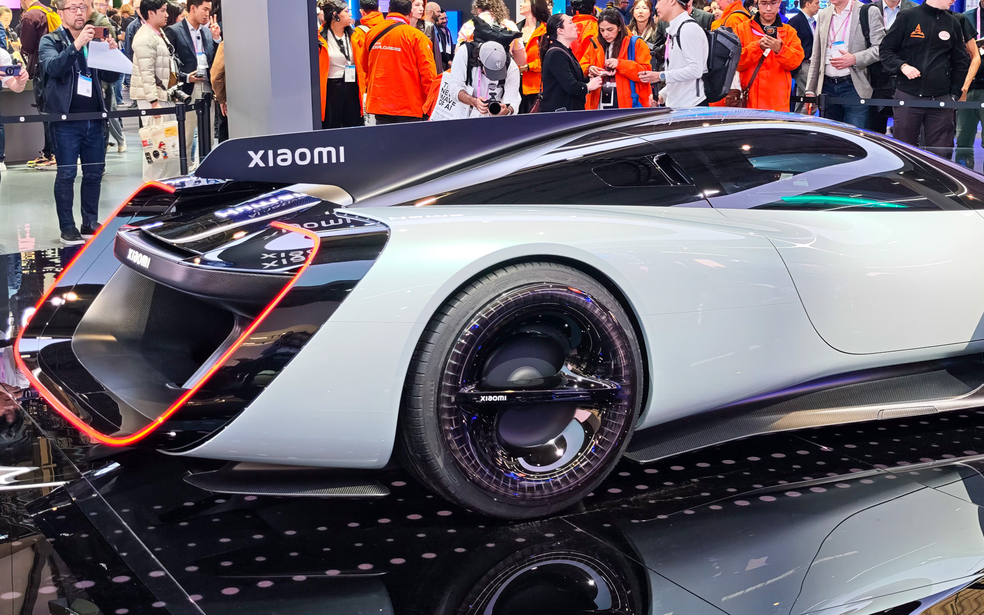 マシン後部、シャークフィンが後部中央に装着されている