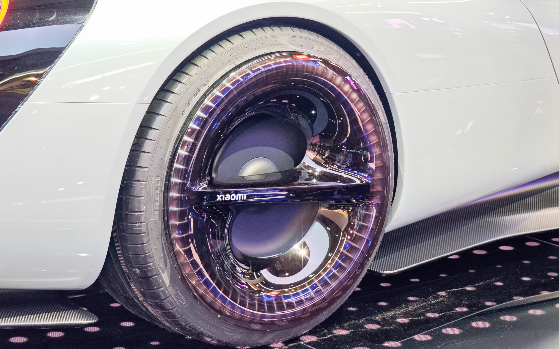 右リアタイヤ、フロントタイヤと同じように走行中も動かないホイールカバーを採用