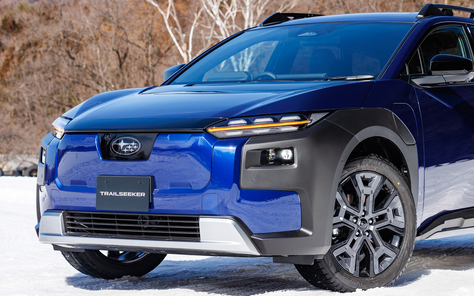 エクステリアデザインは、自然の中で存在感のあるラギッドなデザインを採用。フロントのスバルエンブレムは融雪ヒーターが付いているので、触るとほんのり温かい。リアにはスバルのエンブレムではなく、光る「SUBARU」のレターマークが用いられている