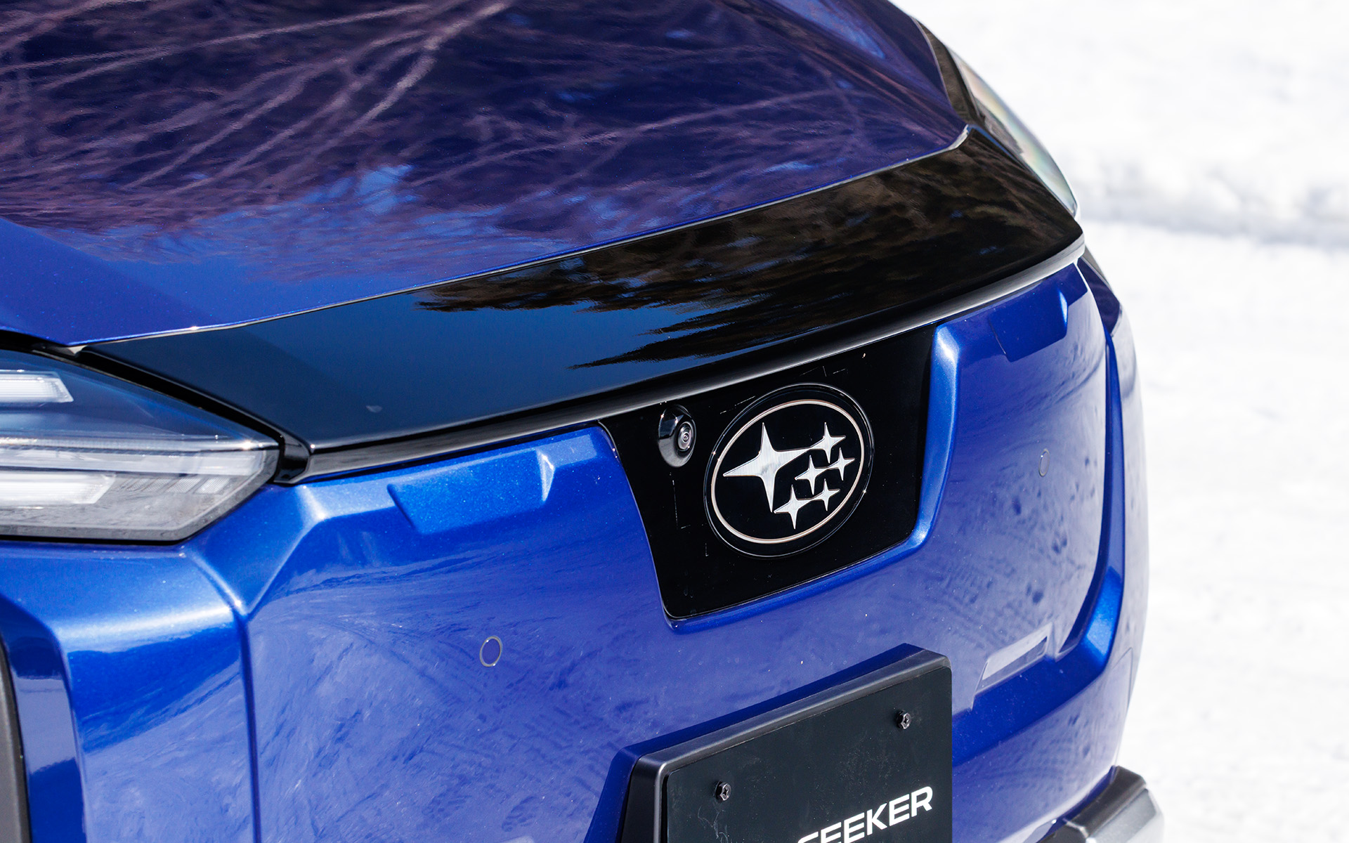 エクステリアデザインは、自然の中で存在感のあるラギッドなデザインを採用。フロントのスバルエンブレムは融雪ヒーターが付いているので、触るとほんのり温かい。リアにはスバルのエンブレムではなく、光る「SUBARU」のレターマークが用いられている