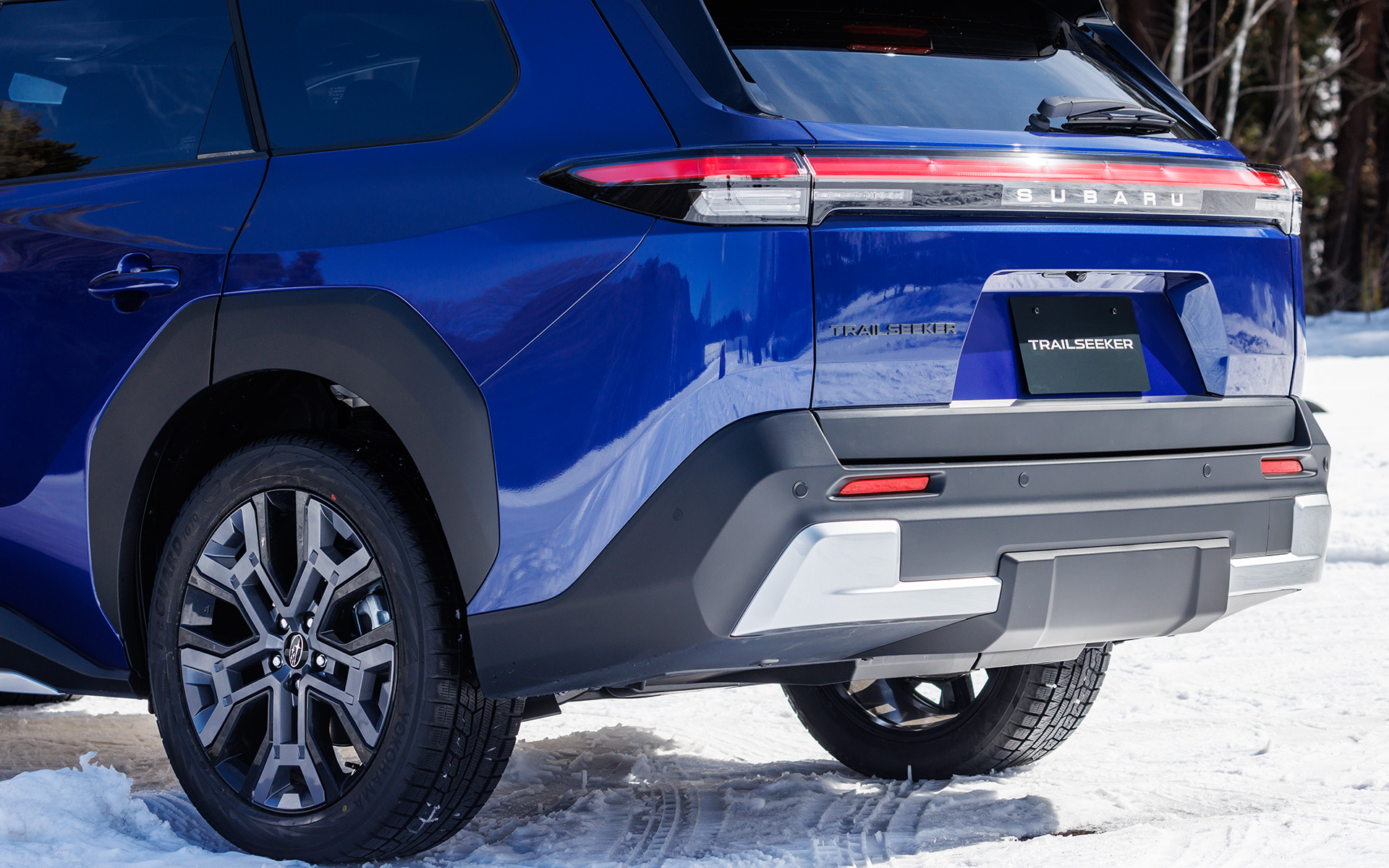 エクステリアデザインは、自然の中で存在感のあるラギッドなデザインを採用。フロントのスバルエンブレムは融雪ヒーターが付いているので、触るとほんのり温かい。リアにはスバルのエンブレムではなく、光る「SUBARU」のレターマークが用いられている