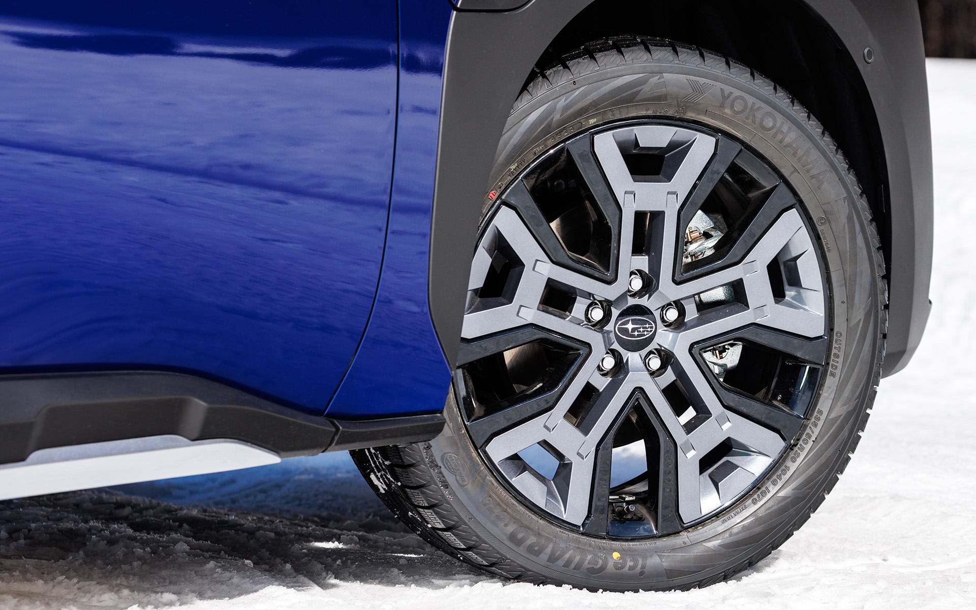 エクステリアデザインは、自然の中で存在感のあるラギッドなデザインを採用。フロントのスバルエンブレムは融雪ヒーターが付いているので、触るとほんのり温かい。リアにはスバルのエンブレムではなく、光る「SUBARU」のレターマークが用いられている