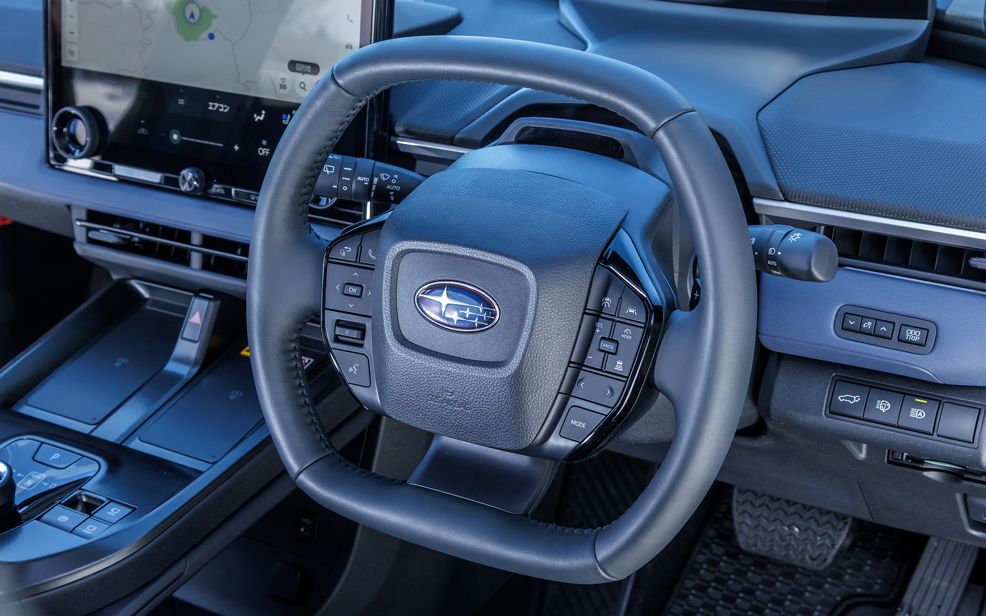 異形ステアリングホイールや、ダイヤル式シフト、2つのワイヤレス充電ポートなど、インテリアデザインはソルテラと共通