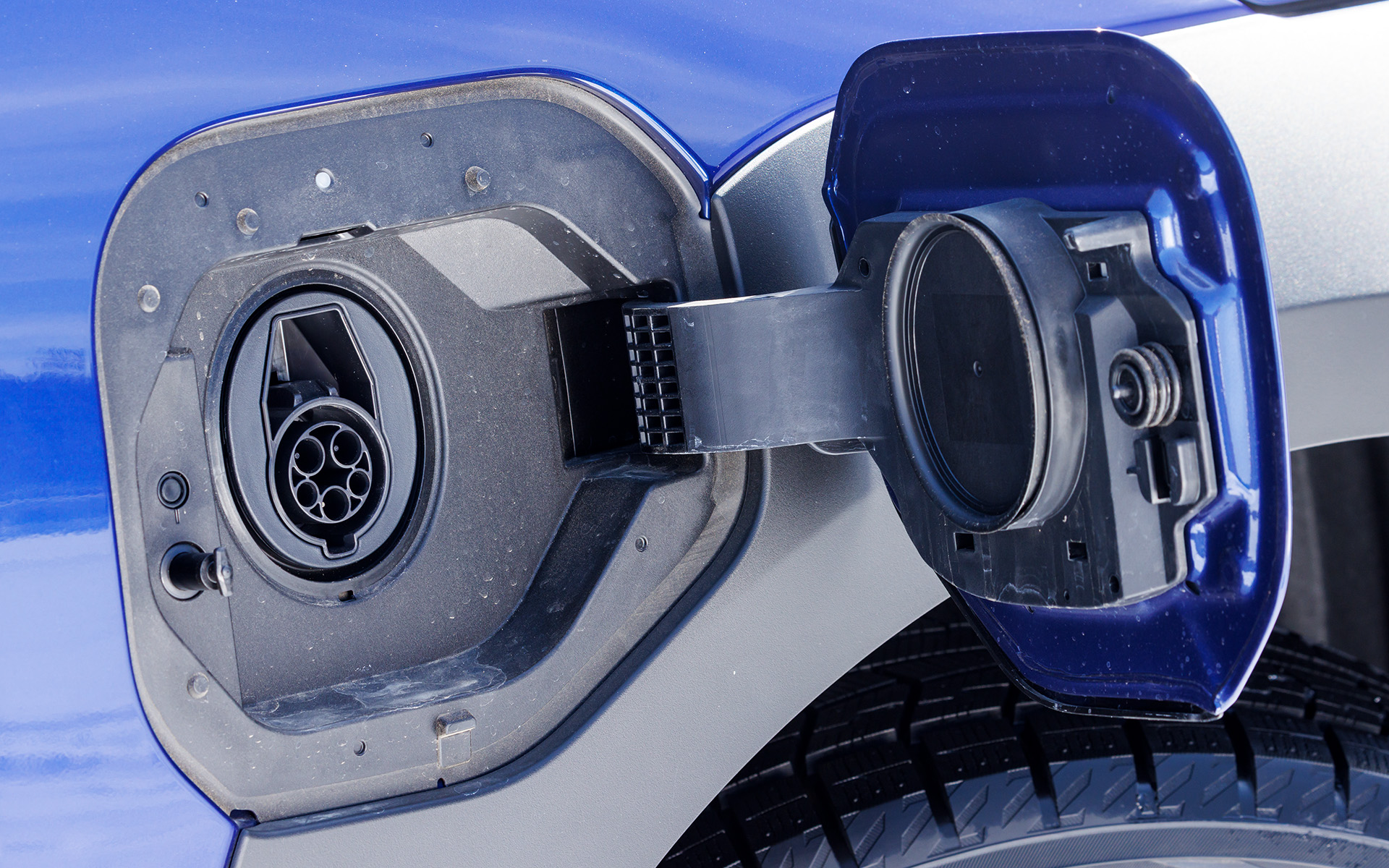 フロントフェンダー部分に普通充電ポートと急速充電ポートを備える。