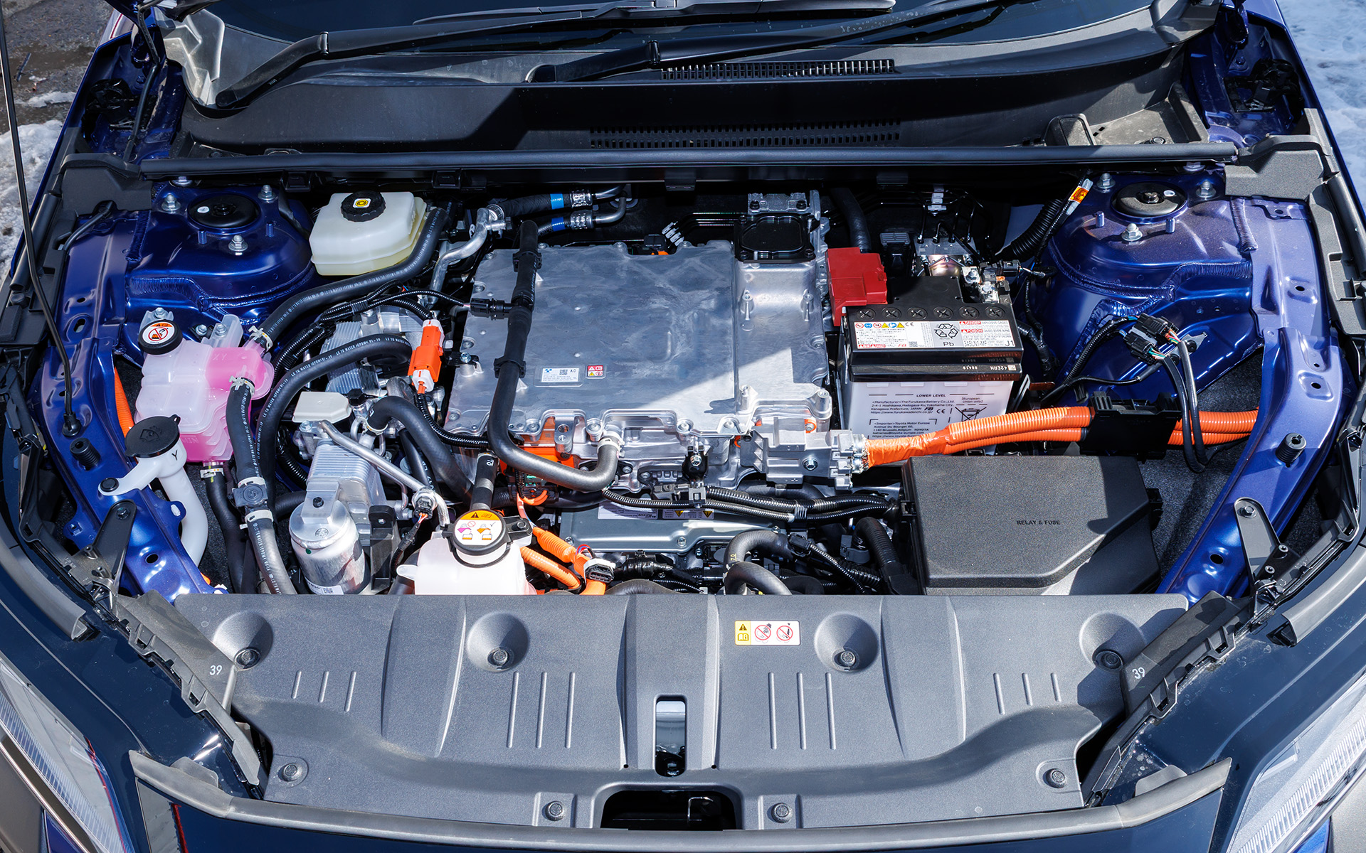 ボンネット内はぎっしりと詰まっている