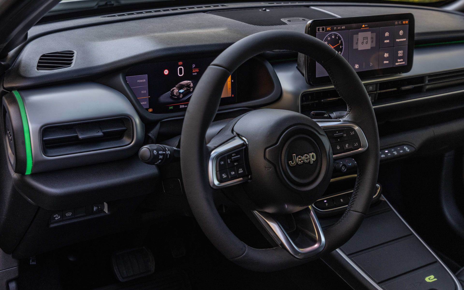 インテリアは「Design to Function（機能性あってのデザイン）」をテーマとし、視認性の高いフルカラーの10.25インチ・マルチビューディスプレイと10.25インチのタッチパネルモニターなどを装備