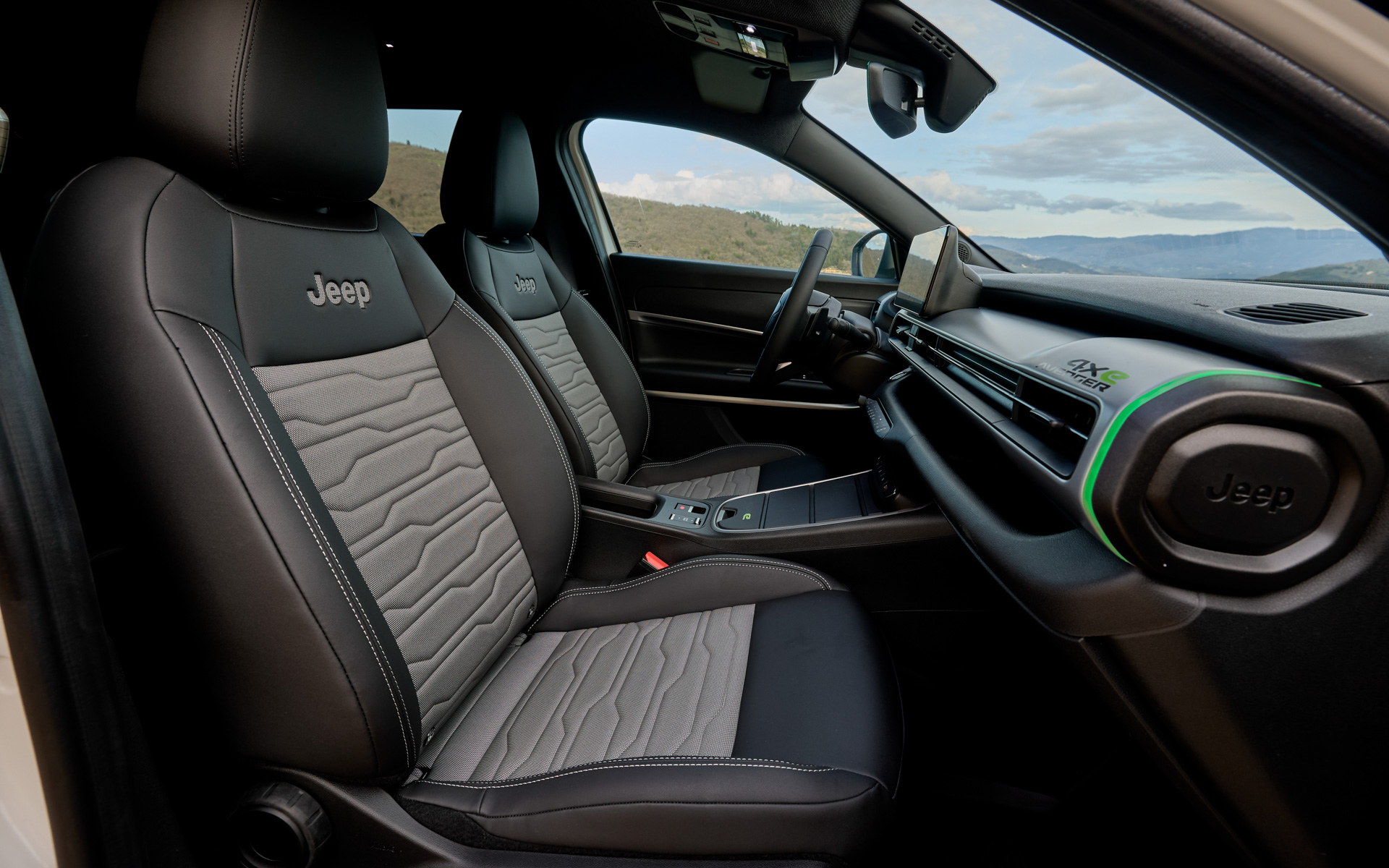 ダッシュボード下部、大型センターコンソール、ドアポケットに合計約26Lの収納スペースを確保し、日常からレジャーまで使い勝手の良い室内空間を実現