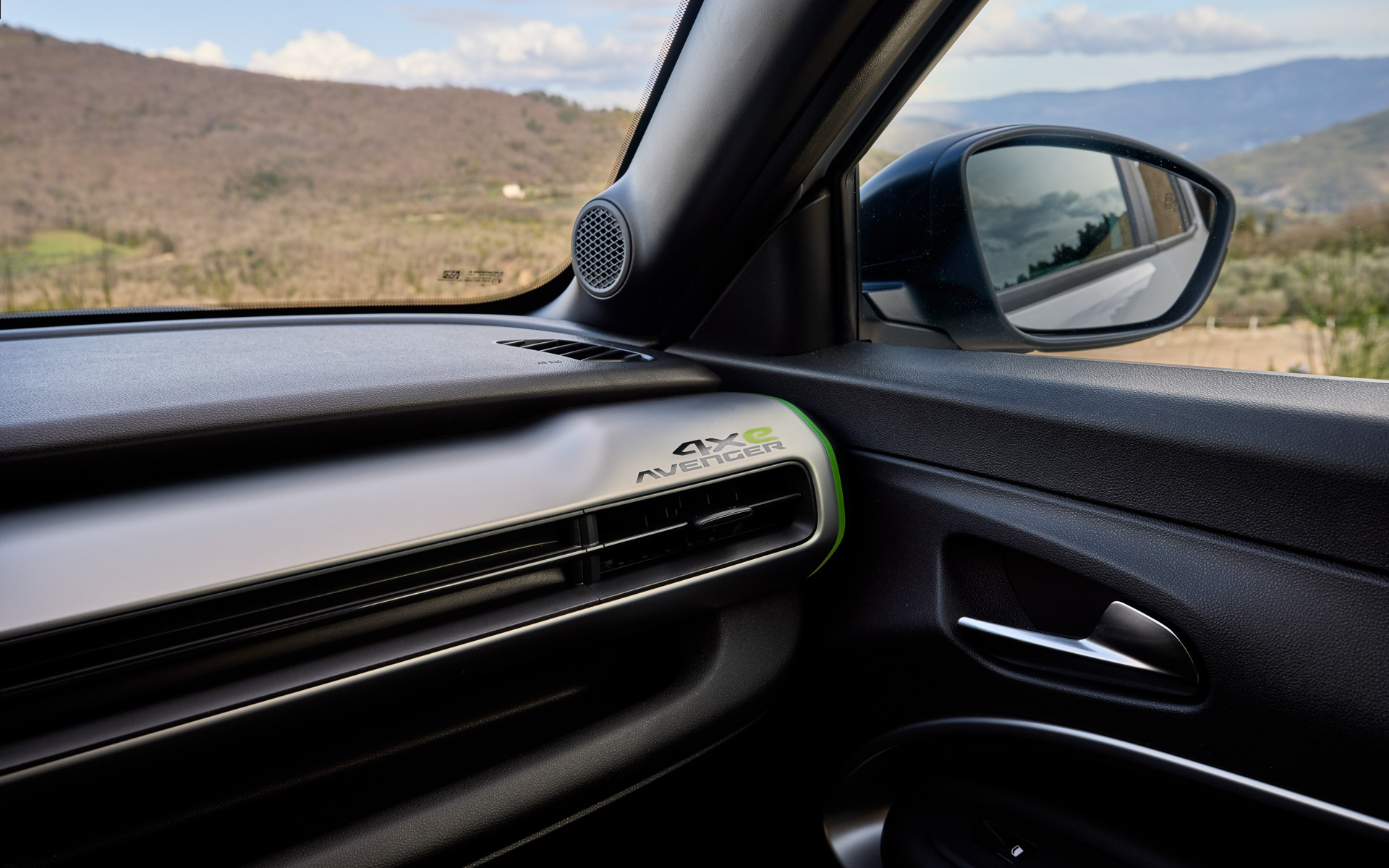 ダッシュボード下部、大型センターコンソール、ドアポケットに合計約26Lの収納スペースを確保し、日常からレジャーまで使い勝手の良い室内空間を実現