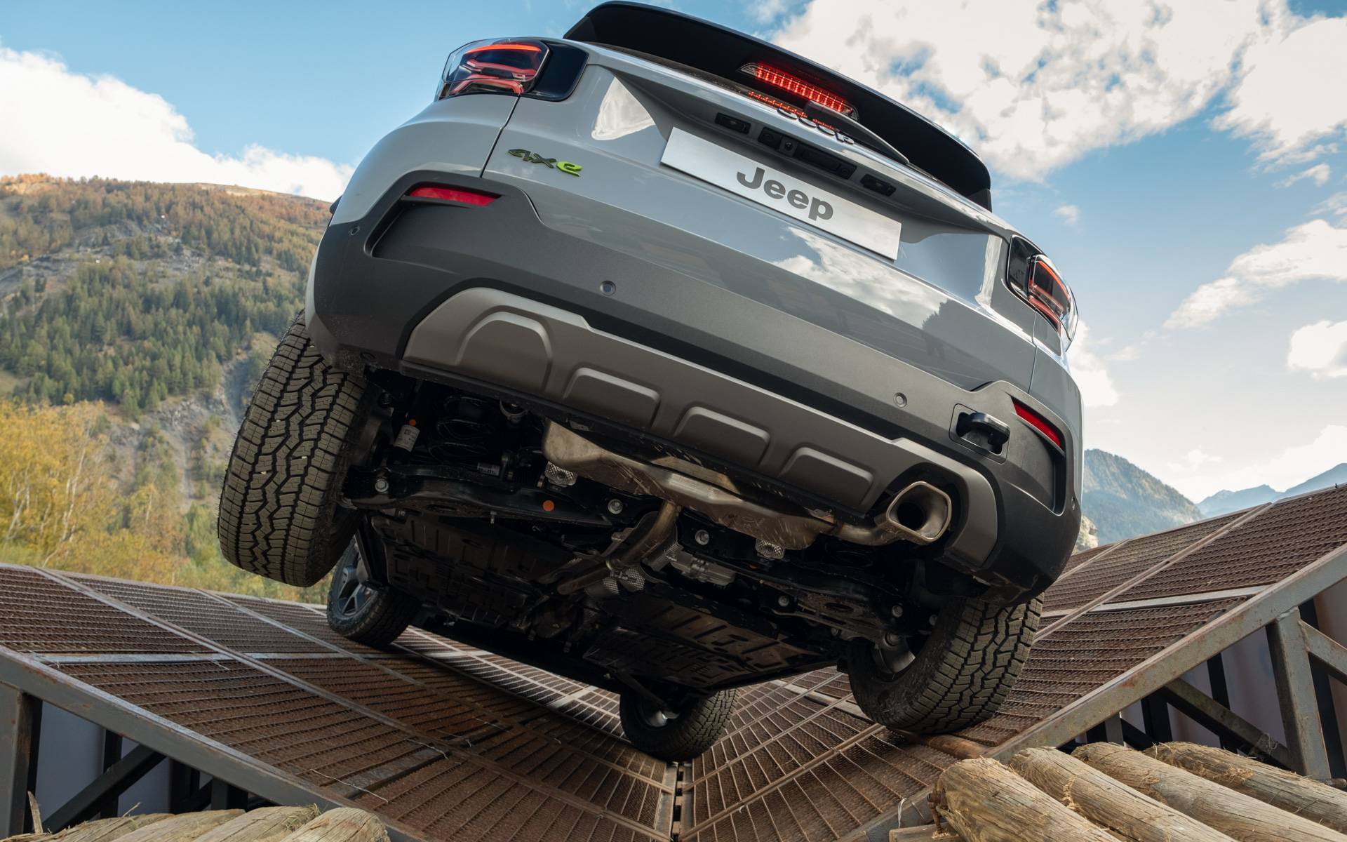 4xe ハイブリッド専用に設計されたマルチリンクサスペンションを採用