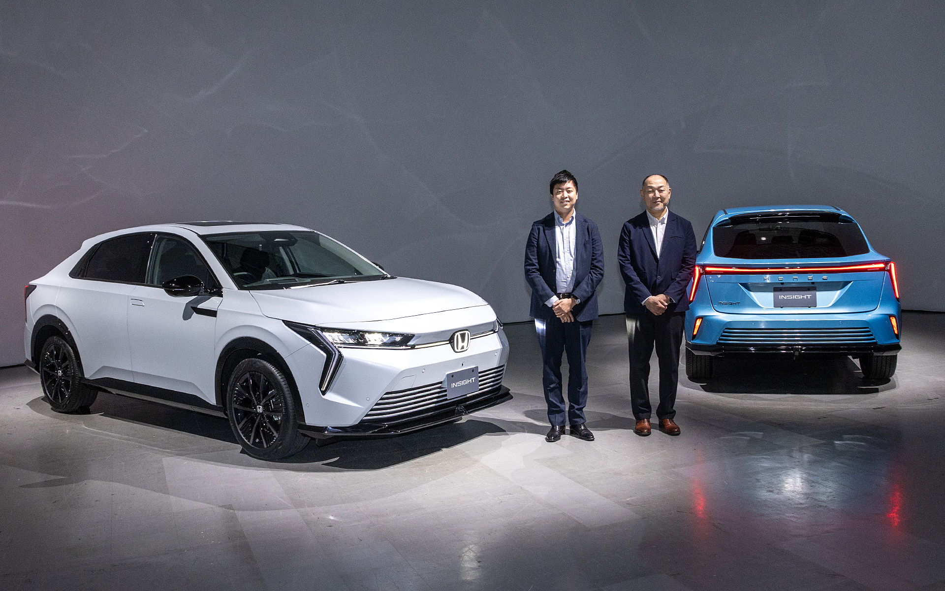 中国市場ではすでに発売されている新型インサイト。「存在感際立つ個性派EV」というコンセプトから開発されている。説明会にはインサイト商品企画担当の小田健氏（左）と開発責任者の小池久仁博氏（右）が出席した