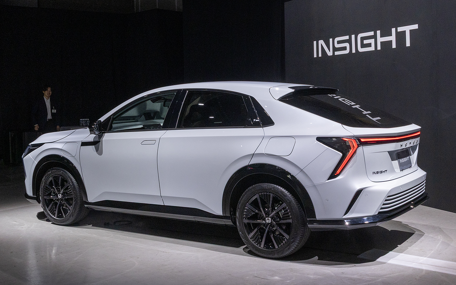 ヴェゼルと同等のサイズだが、テールゲートが寝ているところからスポーティなイメージもある