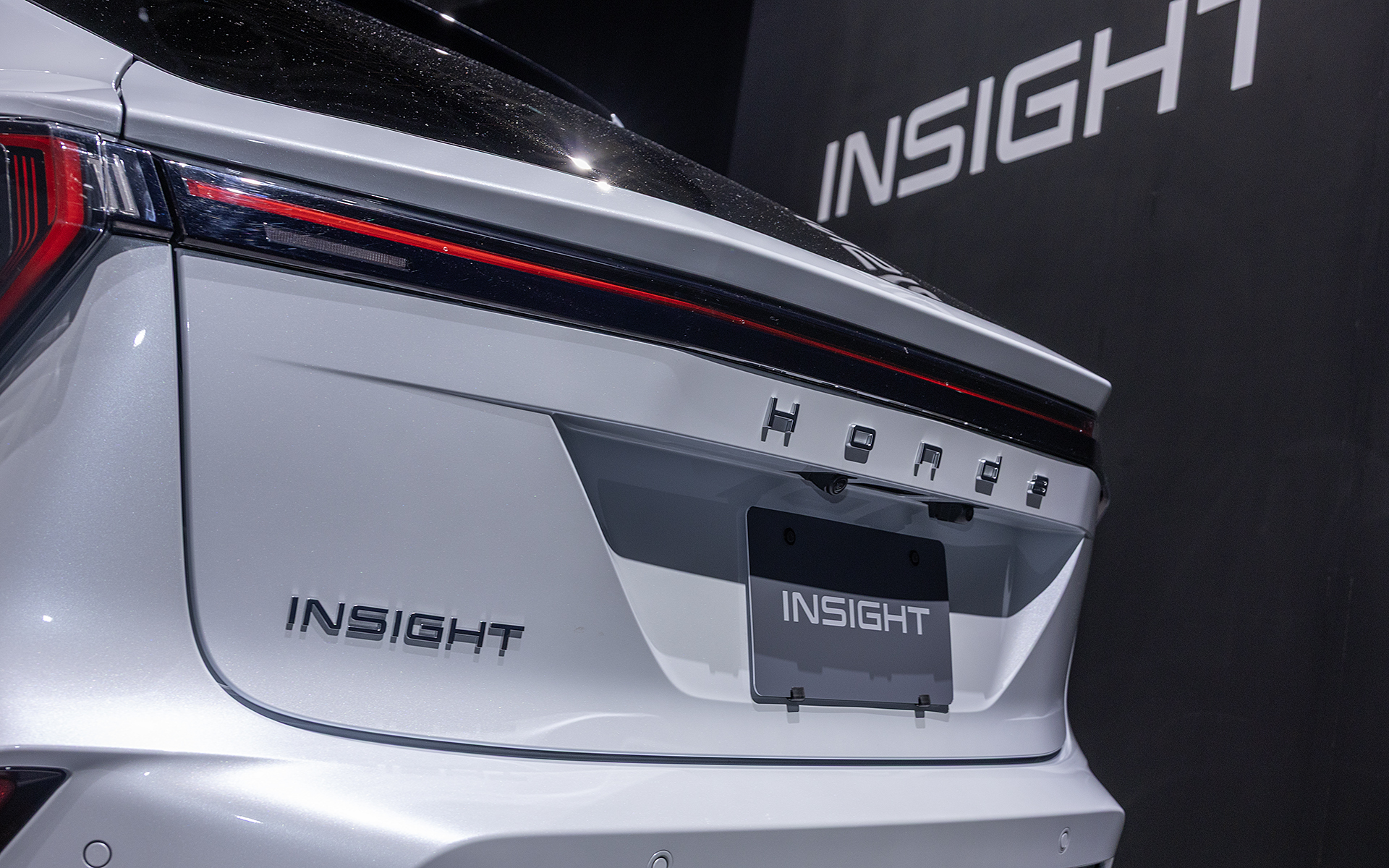 電動化の先駆者だった歴代インサイトはHEVであった。そのためBEVの新型車にインサイトの名前をつけるかどうか議論されたとのことだが、新時代の到来を洞察するクルマとしての思いを引き継ぐことから、インサイトの名前がつけられた