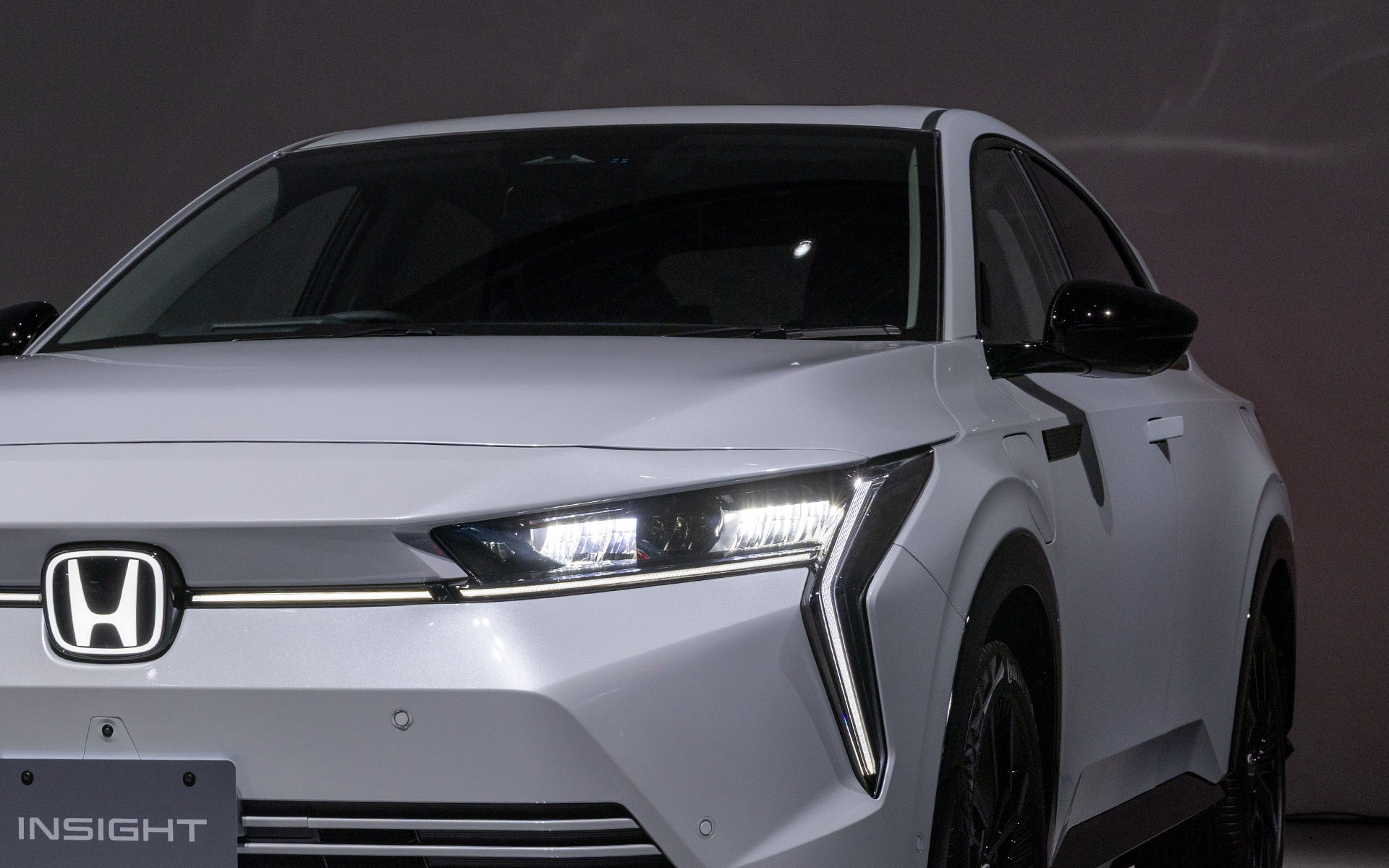 ライト点灯（ロービーム）、矢印のような部分とライト下からHマークまで光る1本の筋がポジションランプ