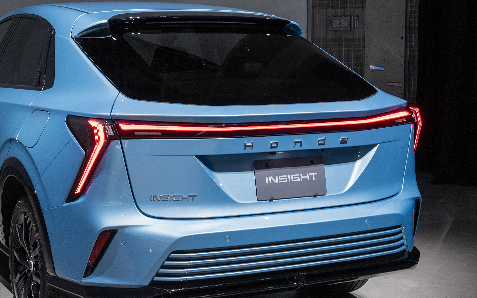 ターンシグナルは縦のランプと横に伸びるランプの間に見えるレンズが光る