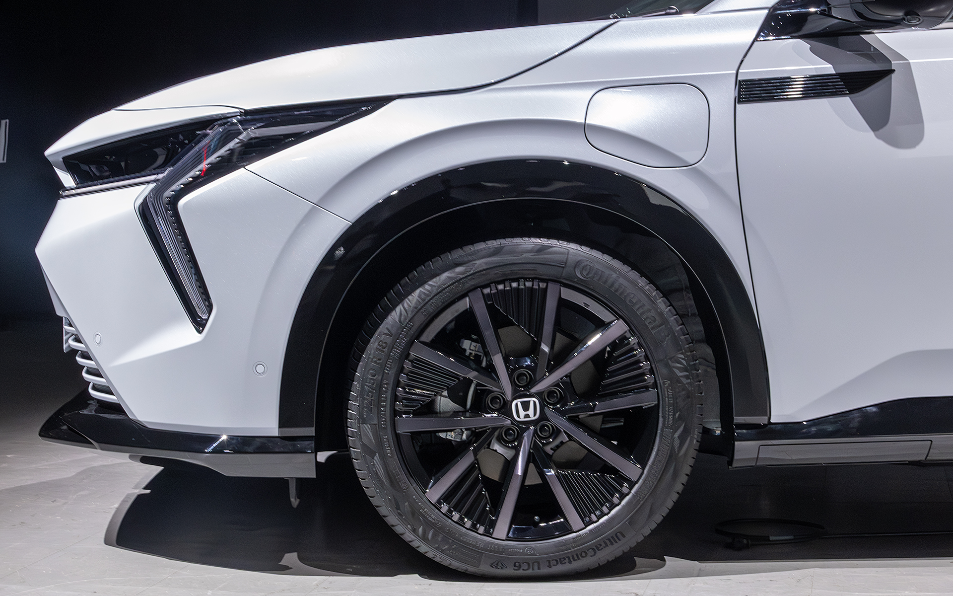 ライトまわりを横から見る。ホイールのデザインは色違いの撮影車ともに共通。タイヤサイズは225/50R18