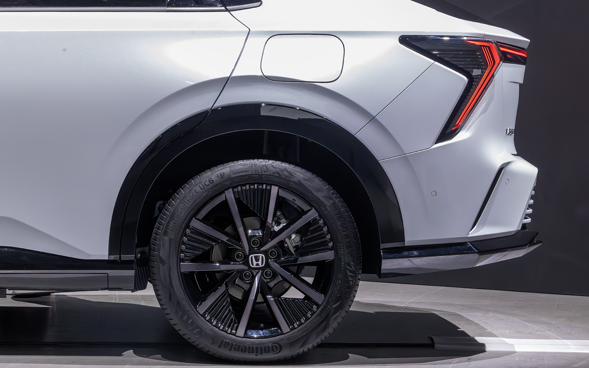 リア側。前後ともサイドのブーメラン状のデザインが特徴となる