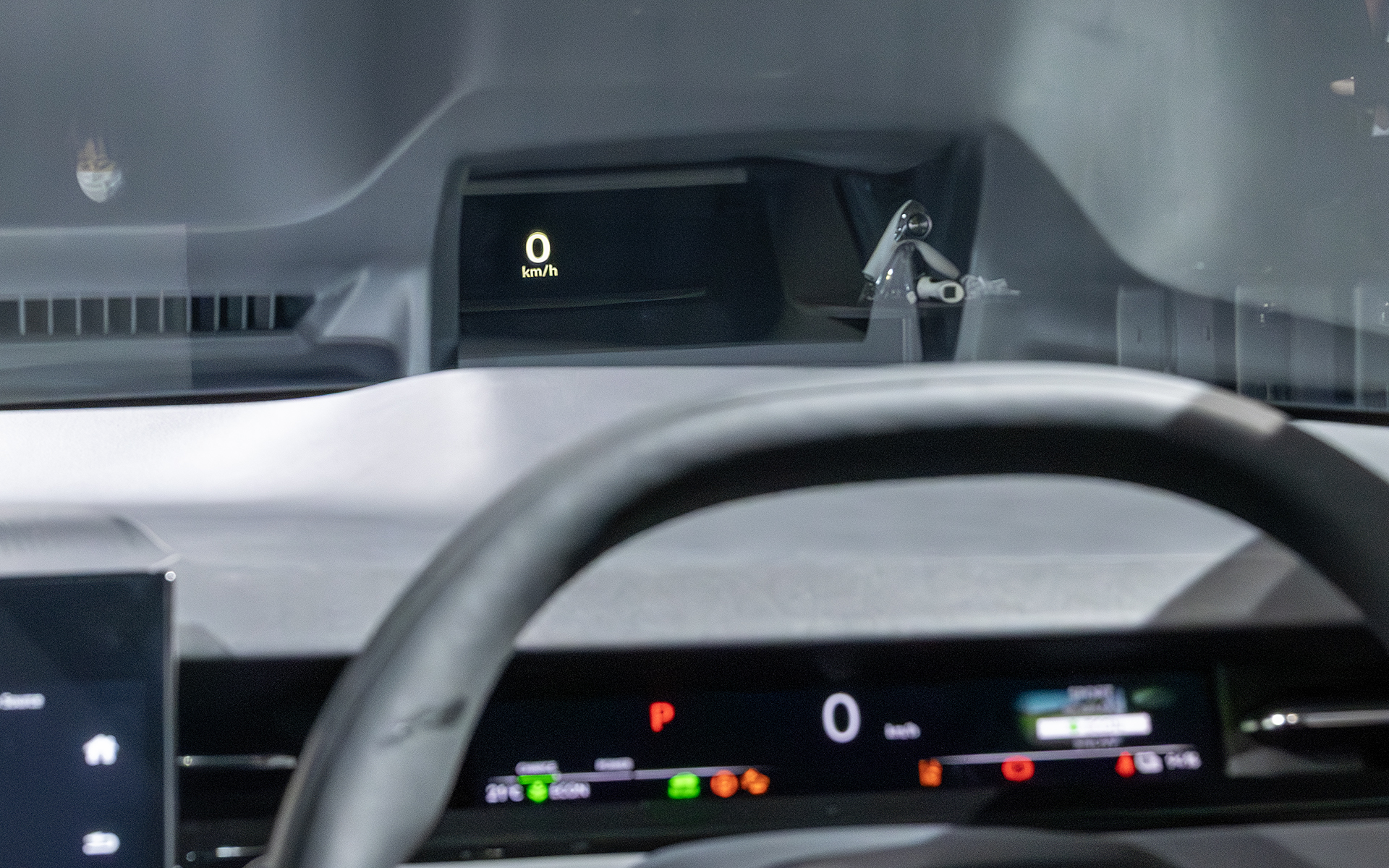 ヘッドアップディスプレイも装備する