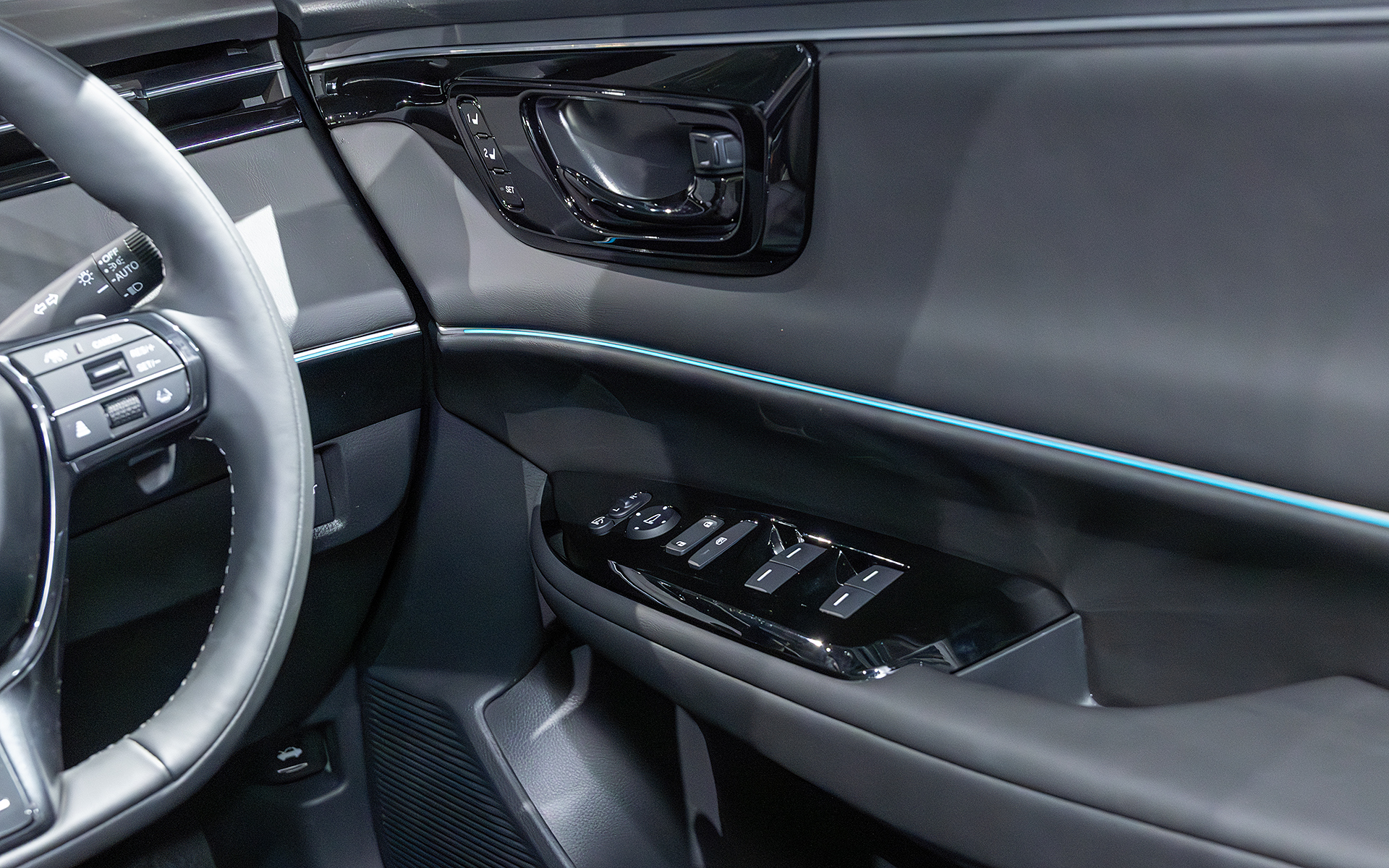 上質さを感じるパッド素材と造形。横に伸びるアンビエントライトの色は12色から選べる