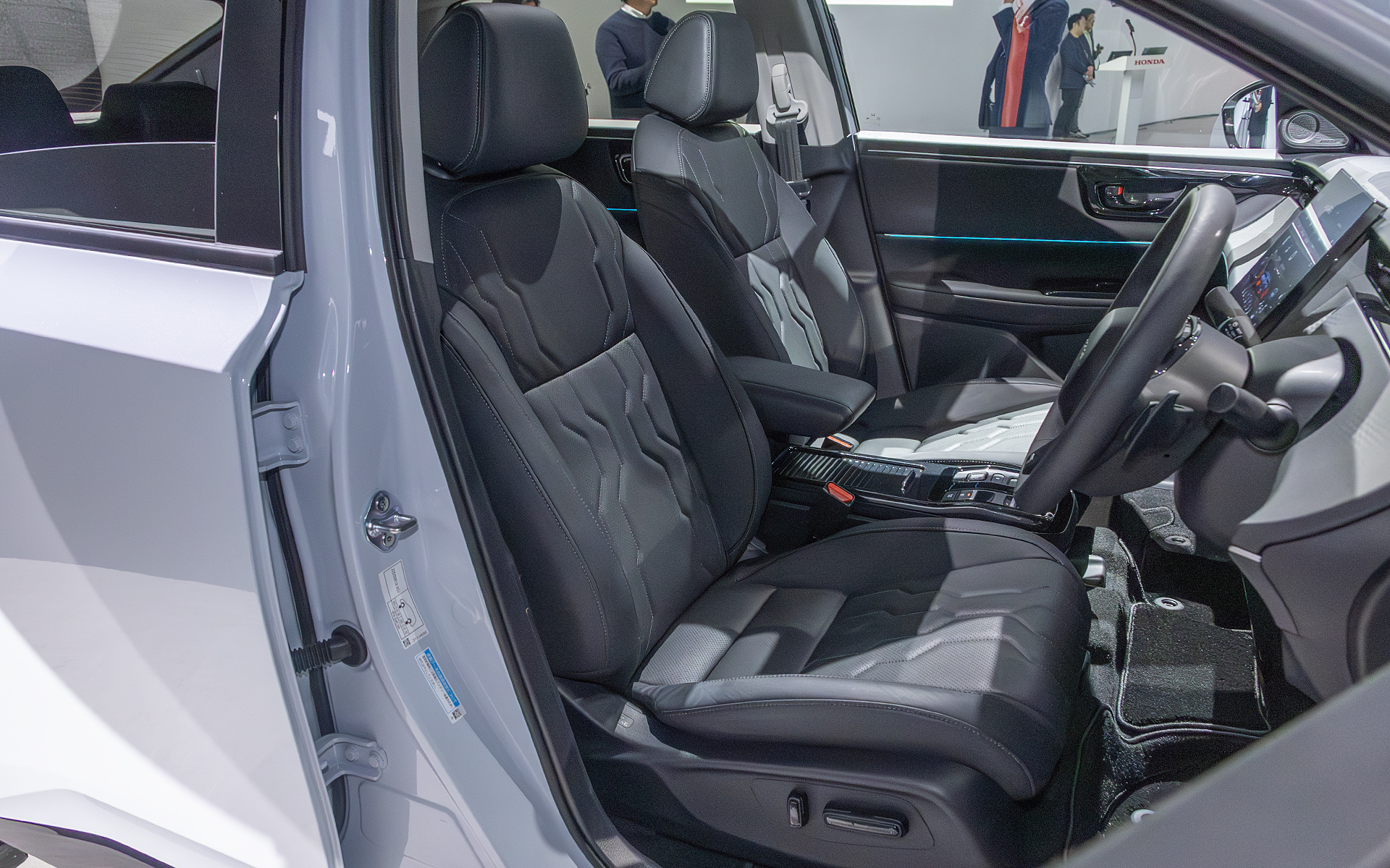 前席シート。リクライニングや前後スライドは電動