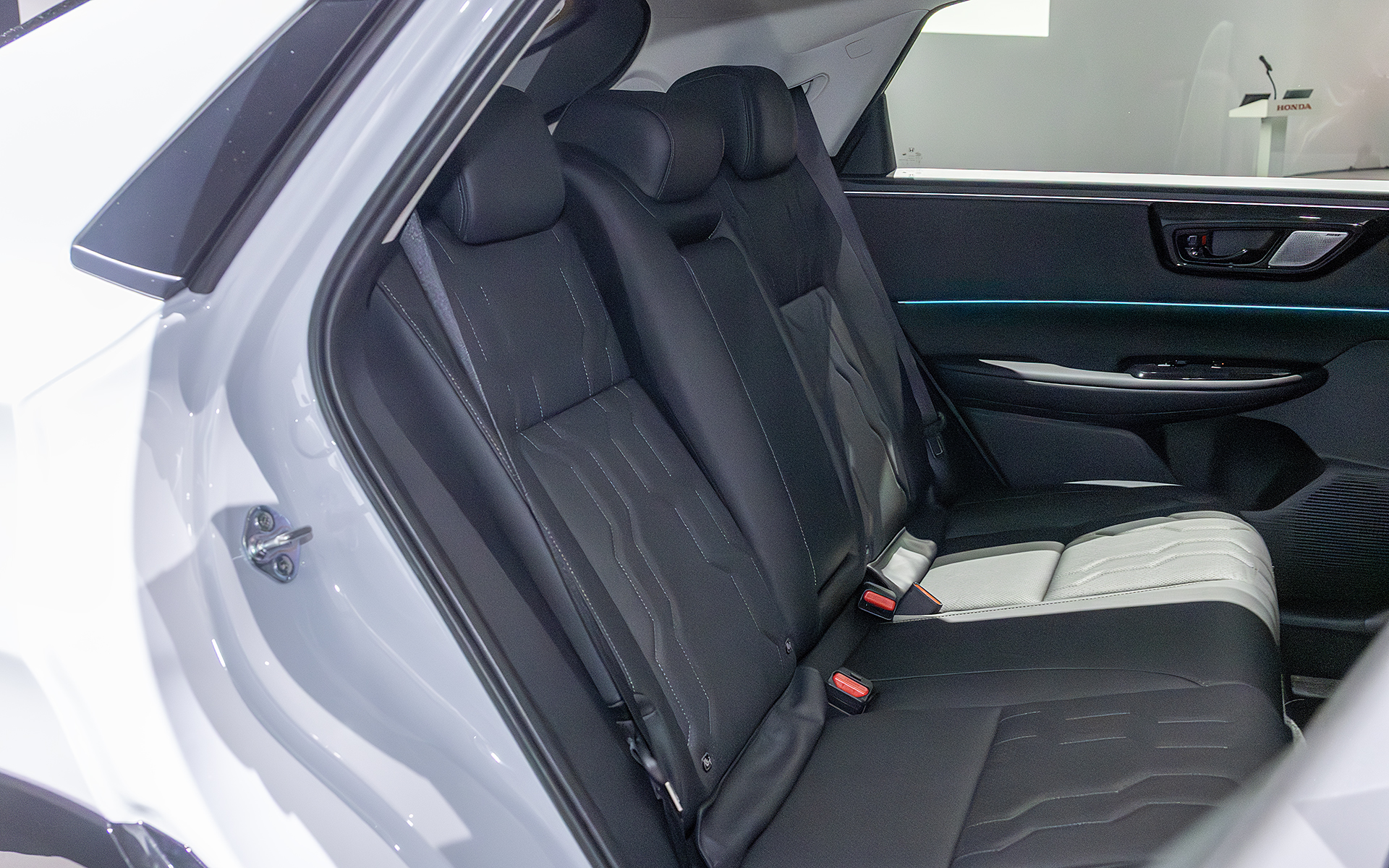 後席シート。素材は前席と同じ