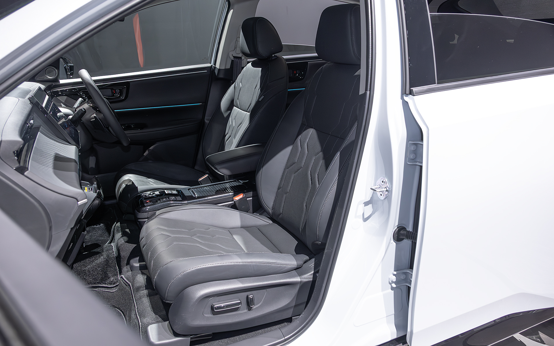 バッテリの電気を効率よく使うために、空間を温める温風ヒーターのほかに、シートヒーターとインテリアパネルに組み込んだヒーターによって乗員の体を近くから温めるような技術を採用。ドアパネルとインパネ足下にヒーターパネルが入っている