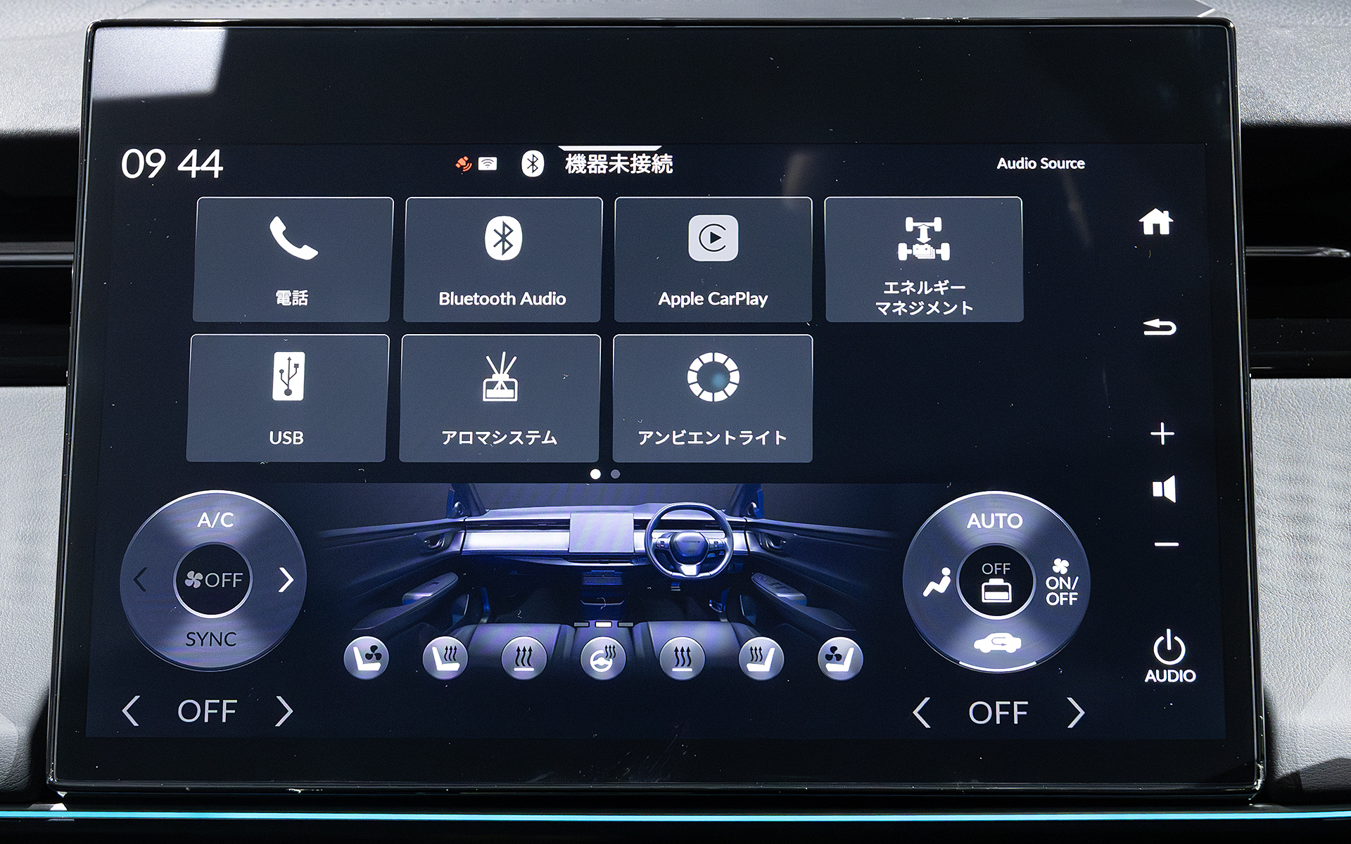 12.8インチディスプレイの表示。これはメニュー画面