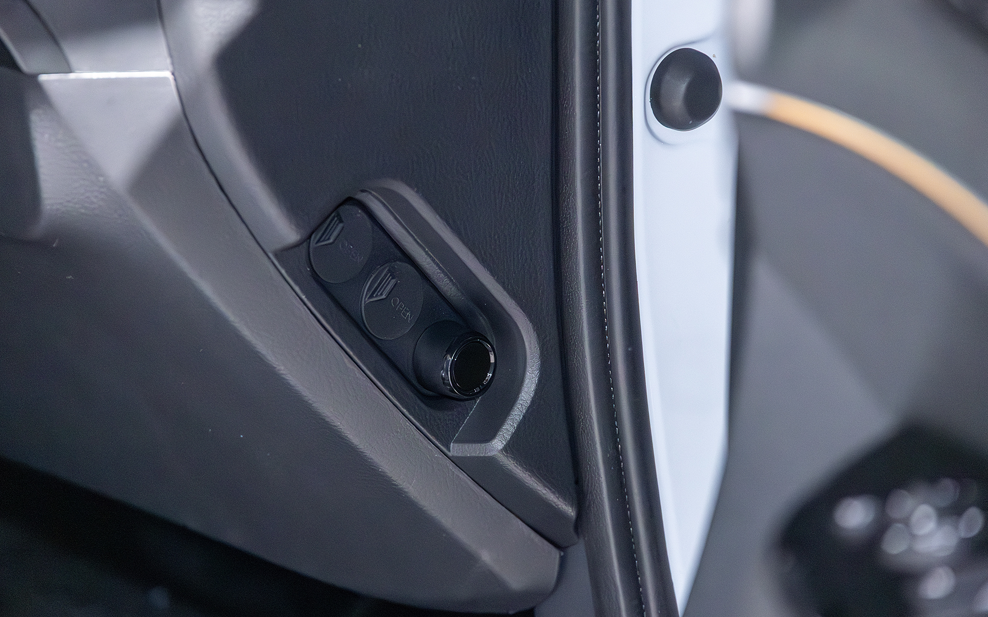 アロマを3種類セットできる。セットする場所はインパネの右サイド。ドアを開けると見える面だ