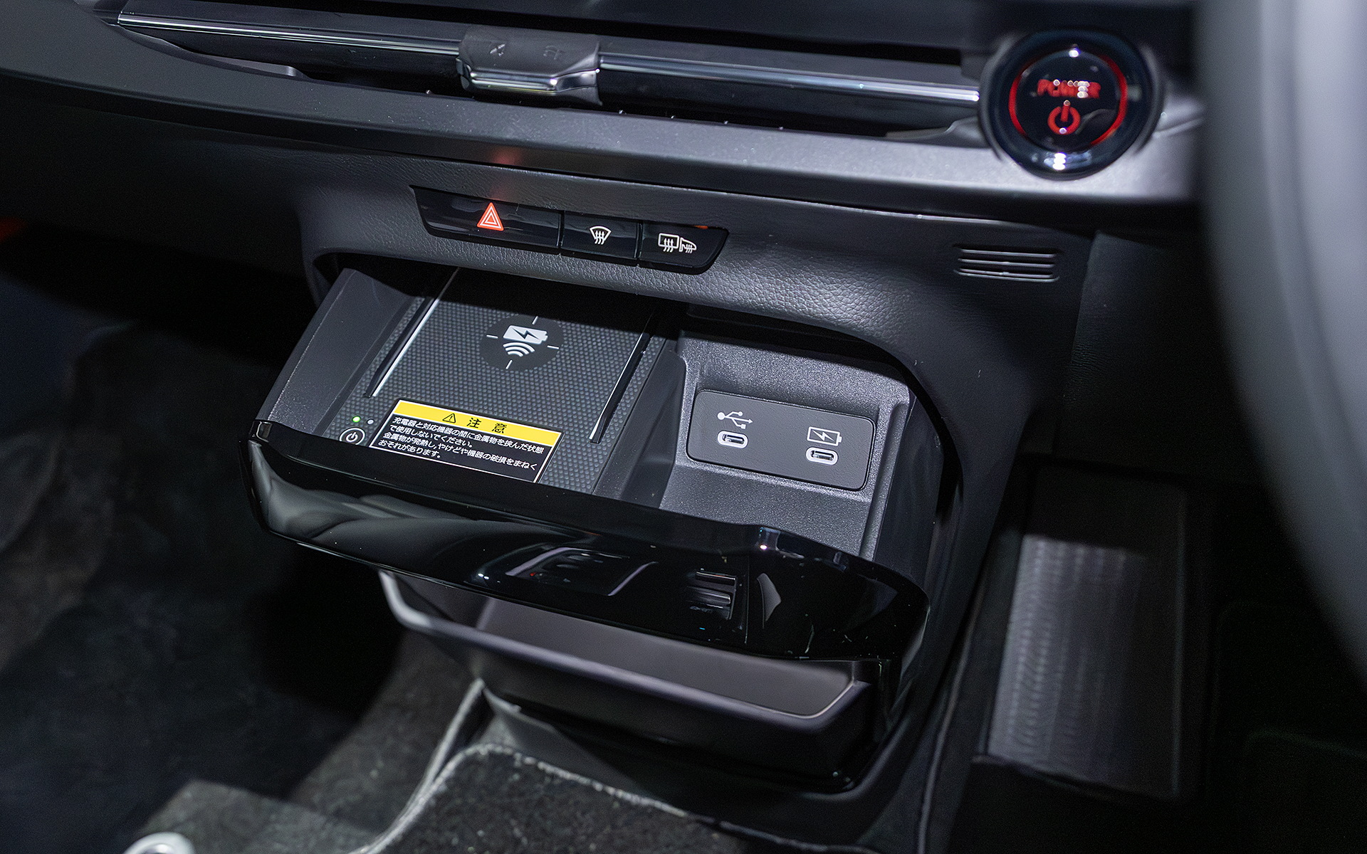 充電用端子やパッドは引き出しタイプになっている。蓋の部分にコードを通す隙間があるので、引き出しを閉めた状態でもケーブルなどを外に出すことができる