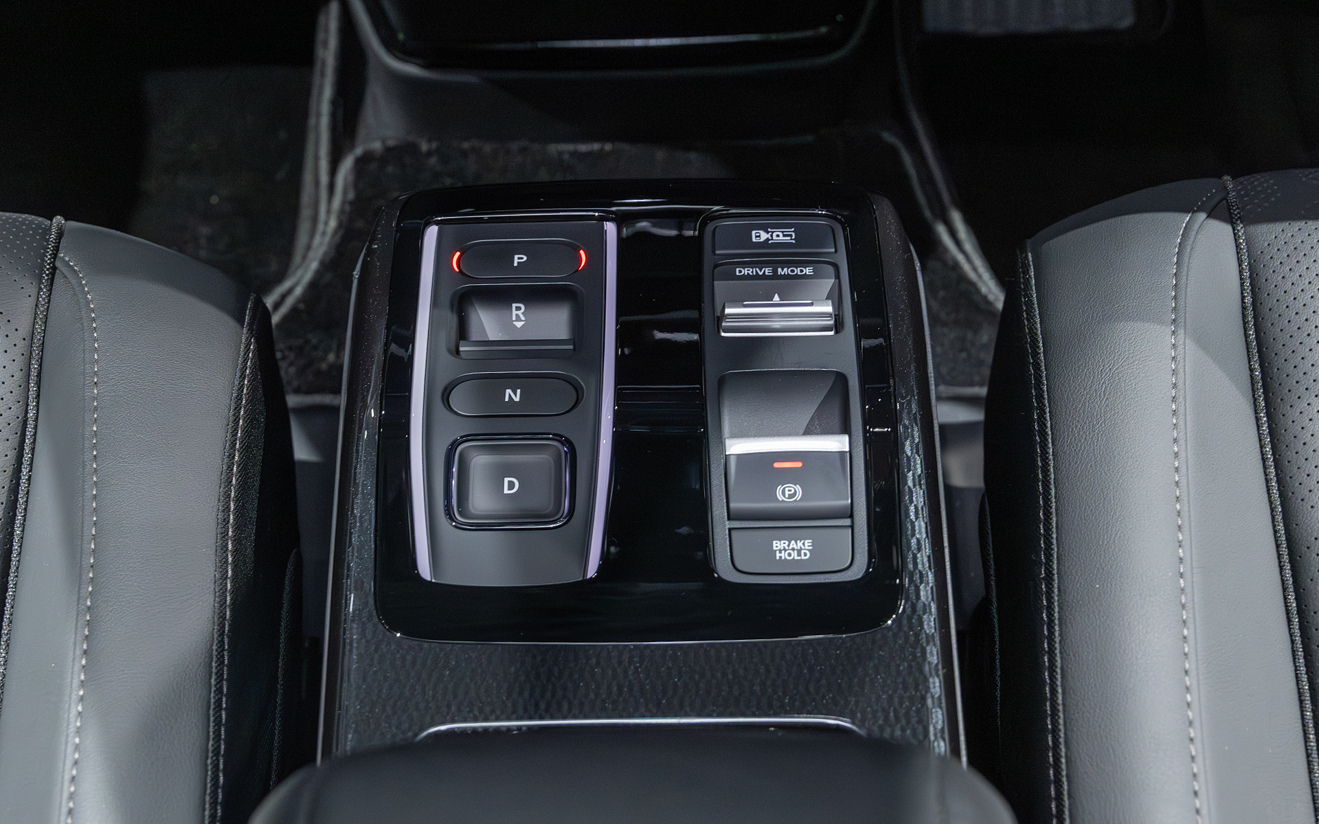 シフトセレクター、ドライブモード選択、電動パーキングブレーキのスイッチがあるセンターコンソール