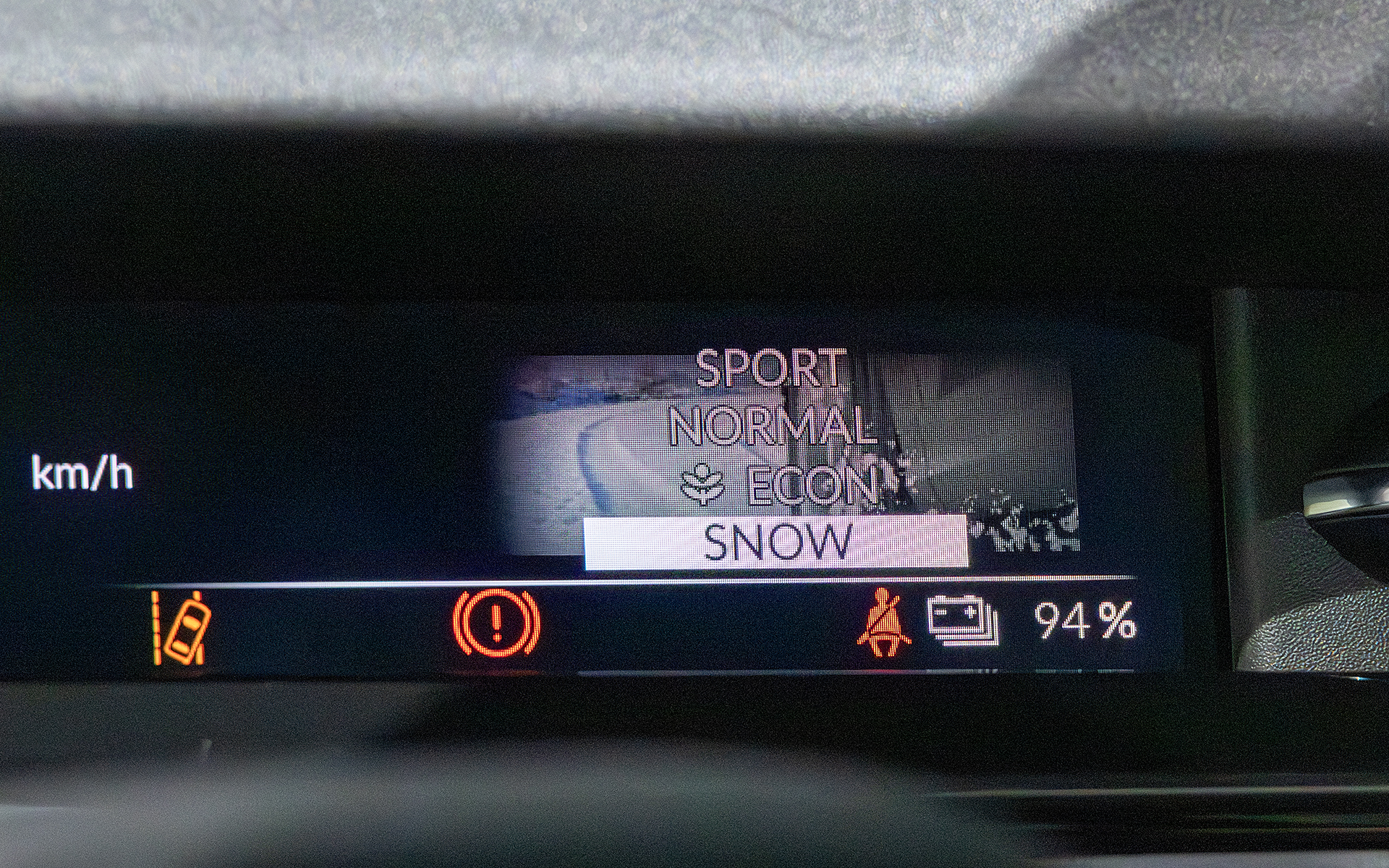 ドライブモードはドライバー正面のメーターディスプレイに表示される