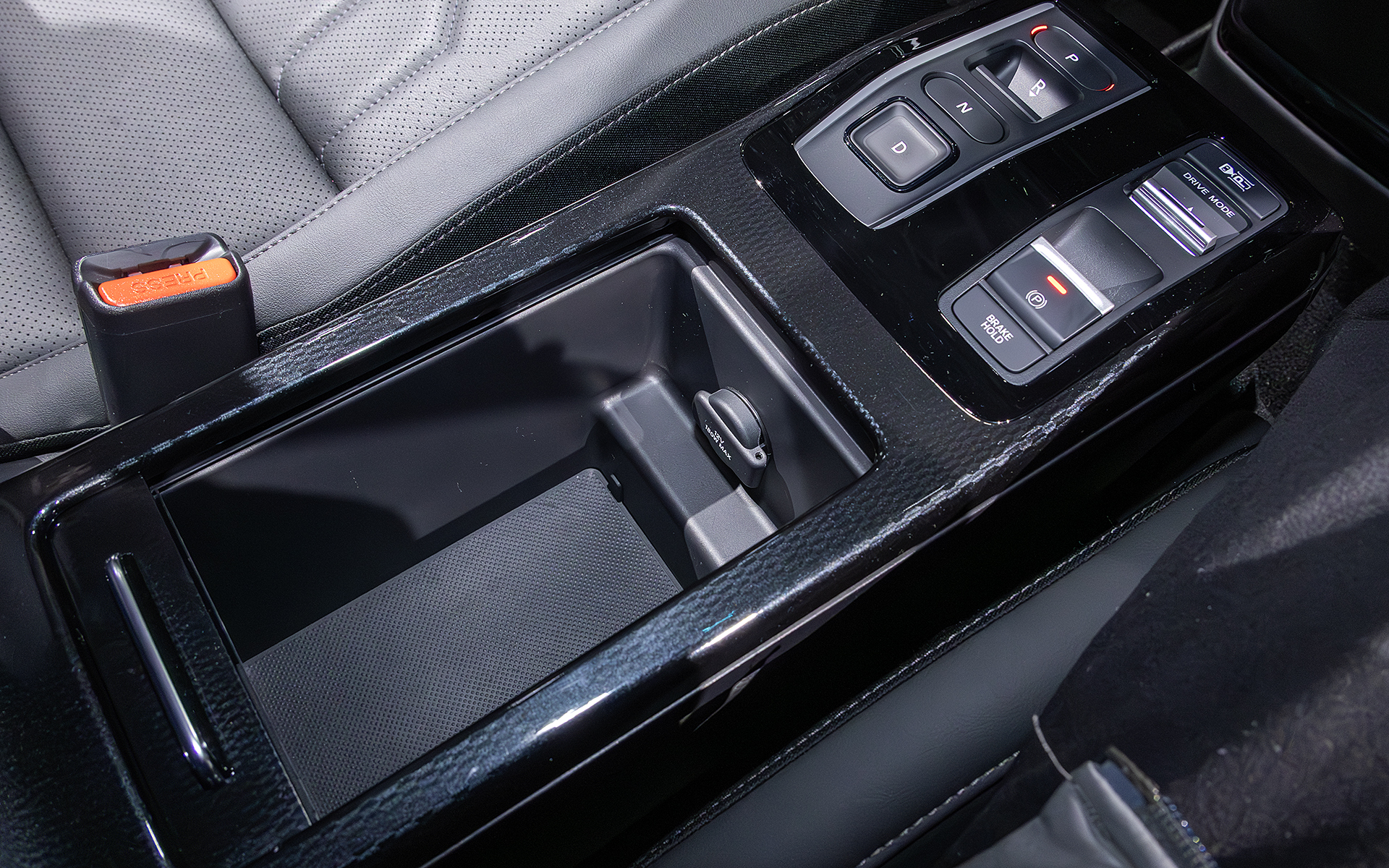 センターコンソールには小物入れもある