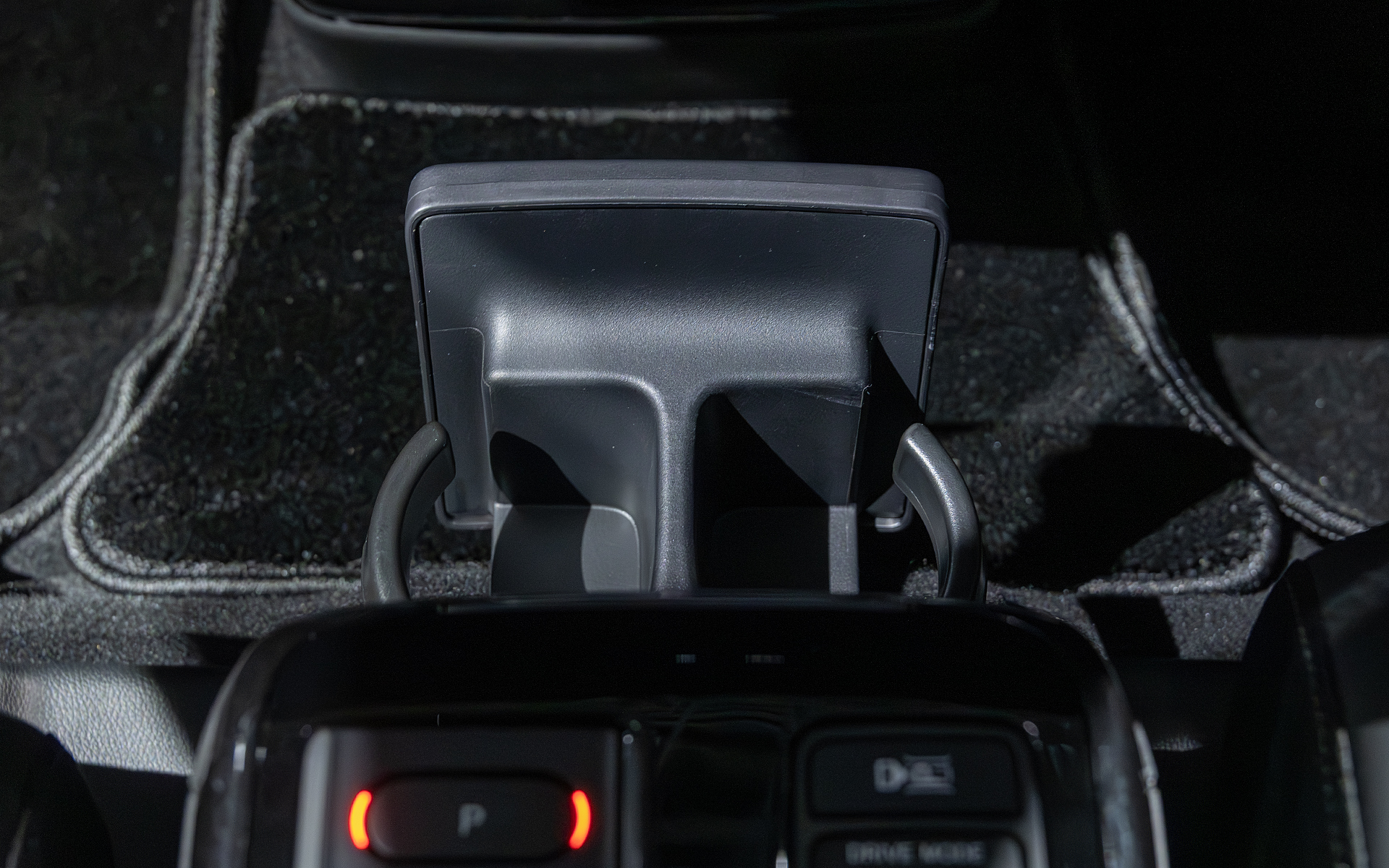 ドリンクホルダーもセンターコンソールに組み込まれていて引き出して使用する