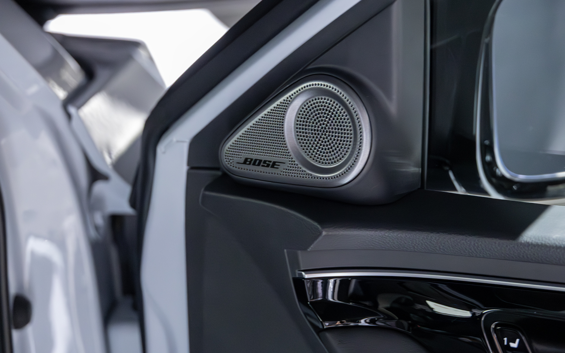 12個の高性能スピーカーを使ったBOSEプレミアムサラウンドシステムを採用